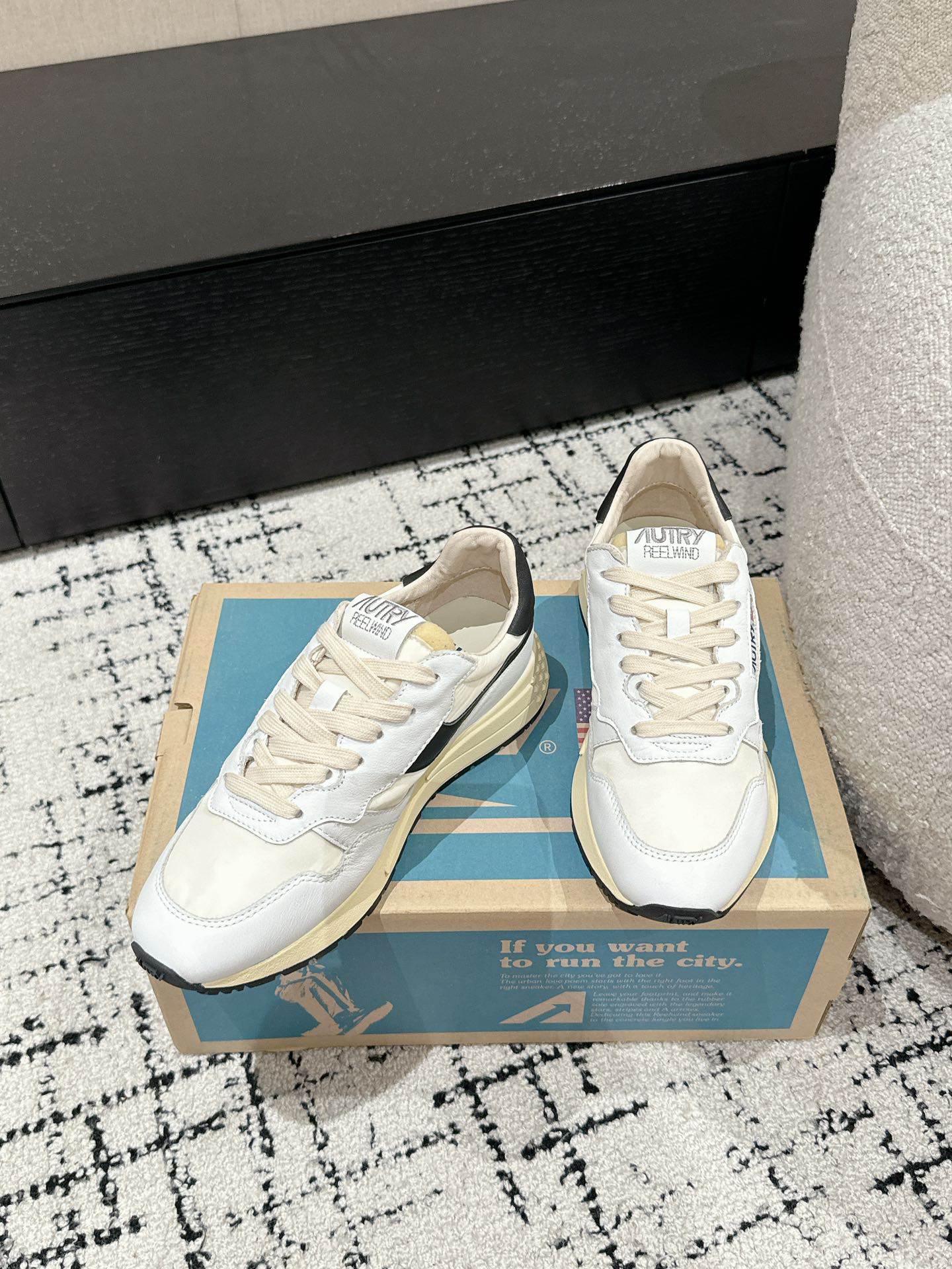 Autry Rewind Retro Runner Sneakers White/Black