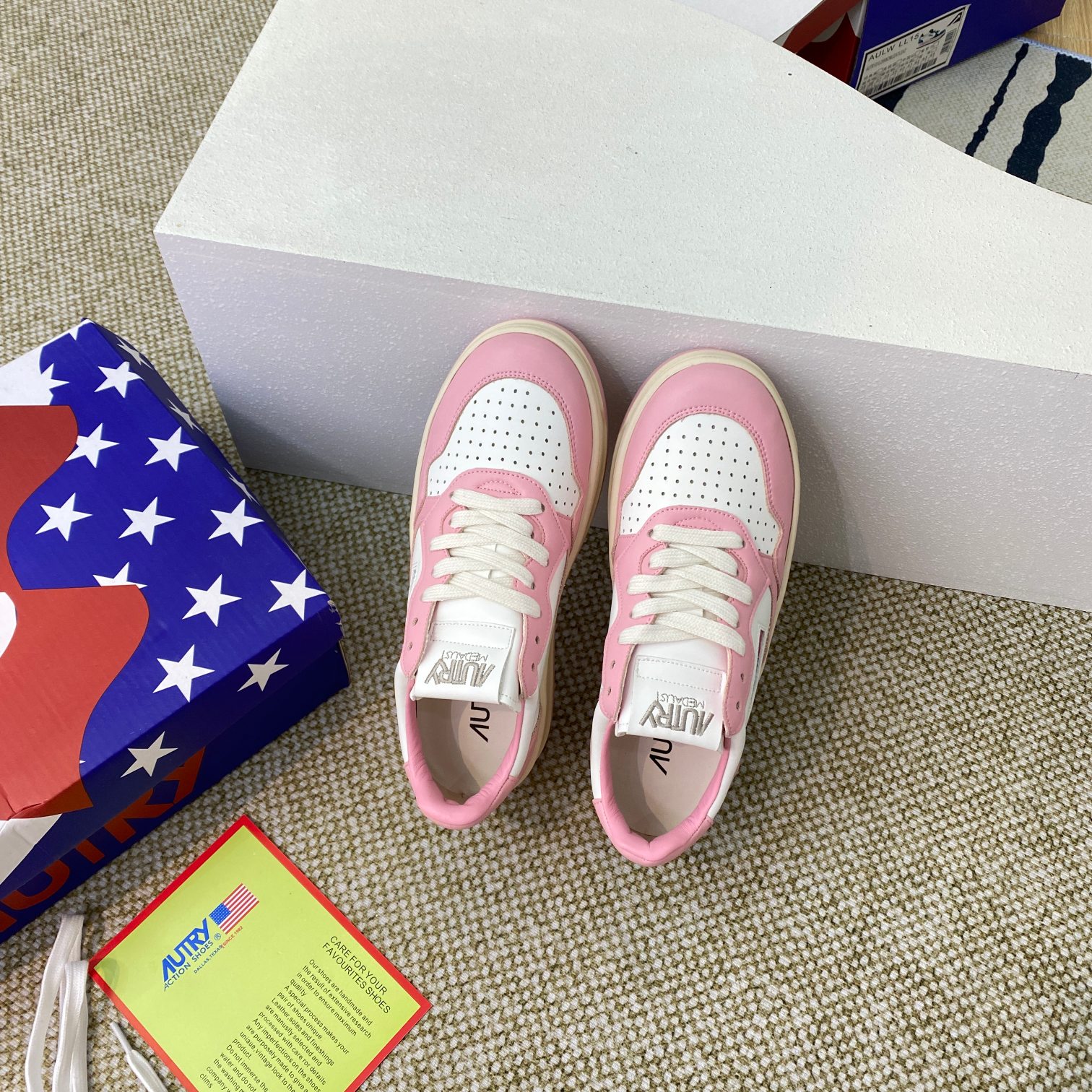 Autry Medalist Leather Sneakers Pink