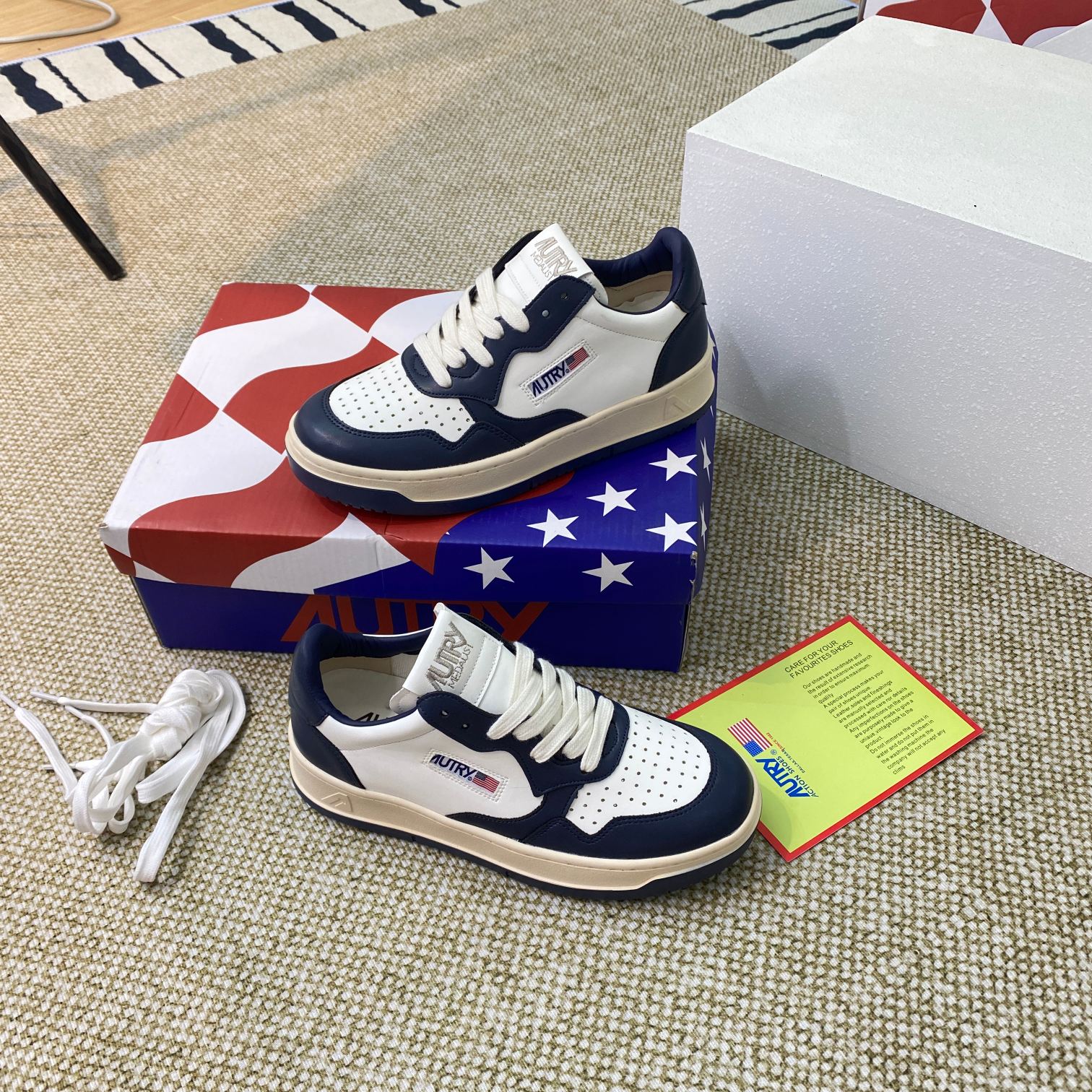 Autry Medalist Low Sneakers Navy/White