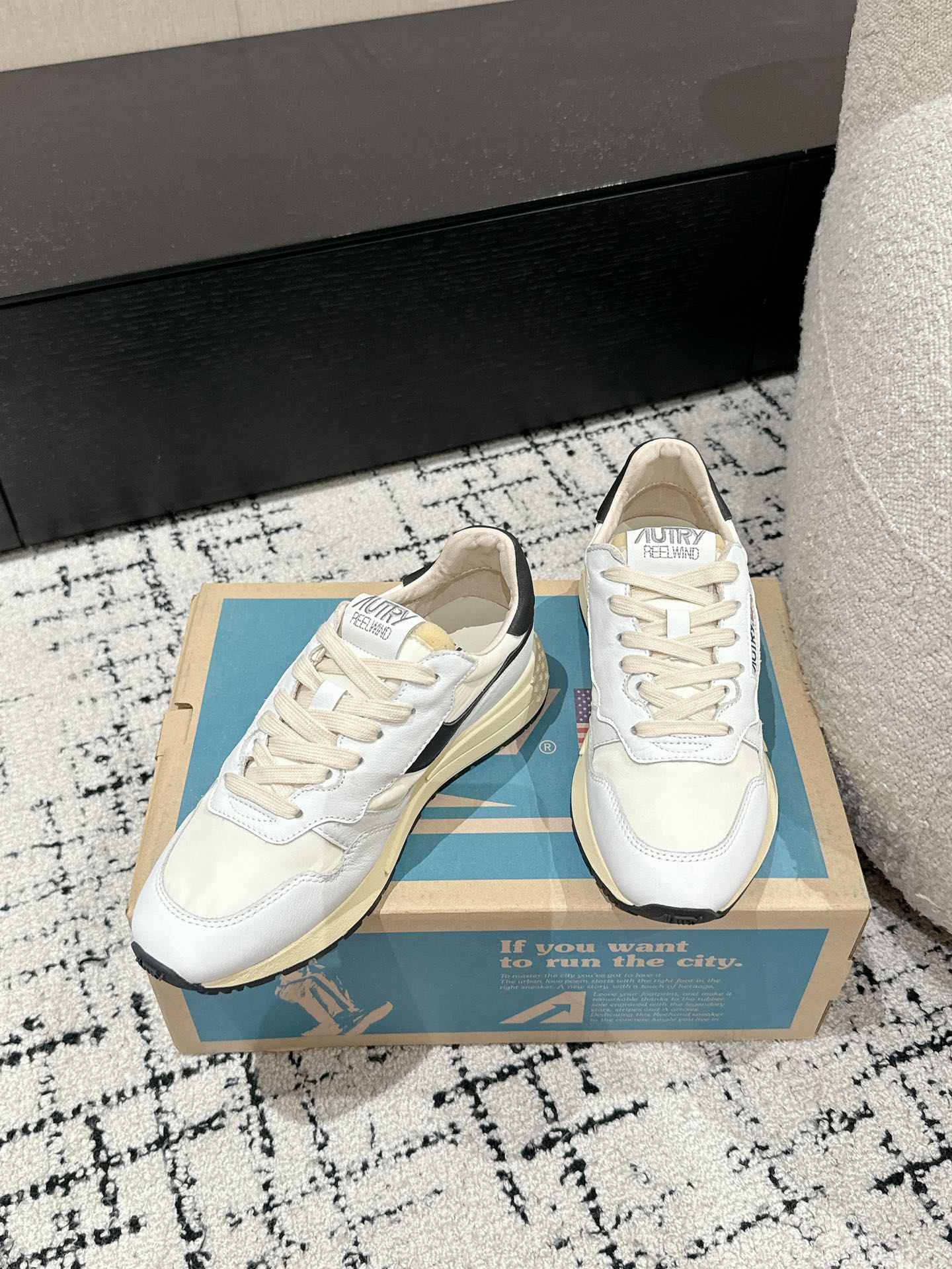 Autry Rewind Retro Runner Sneakers White/Black