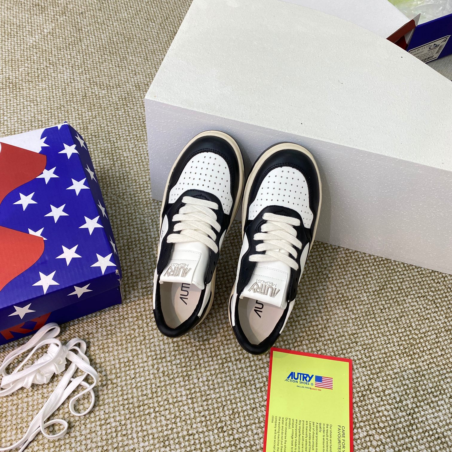 Autry Medalist Leather Court Sneakers Black/White