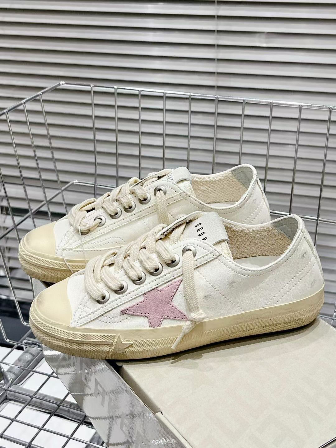 Golden Goose V-Star 2 Low Sneakers White Pink