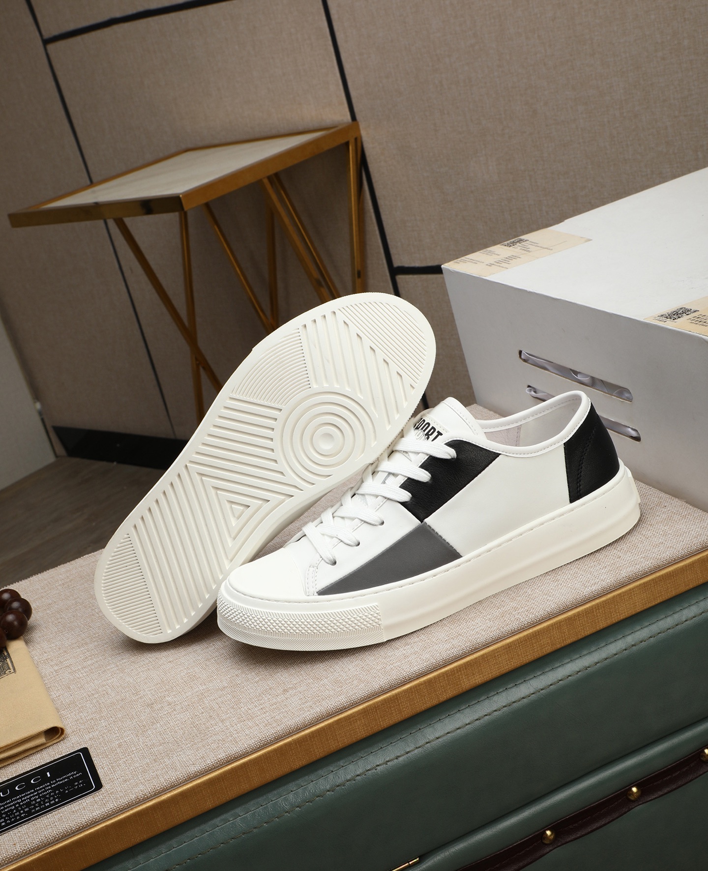 Gucci Leather Low-Top Sneakers Black/White