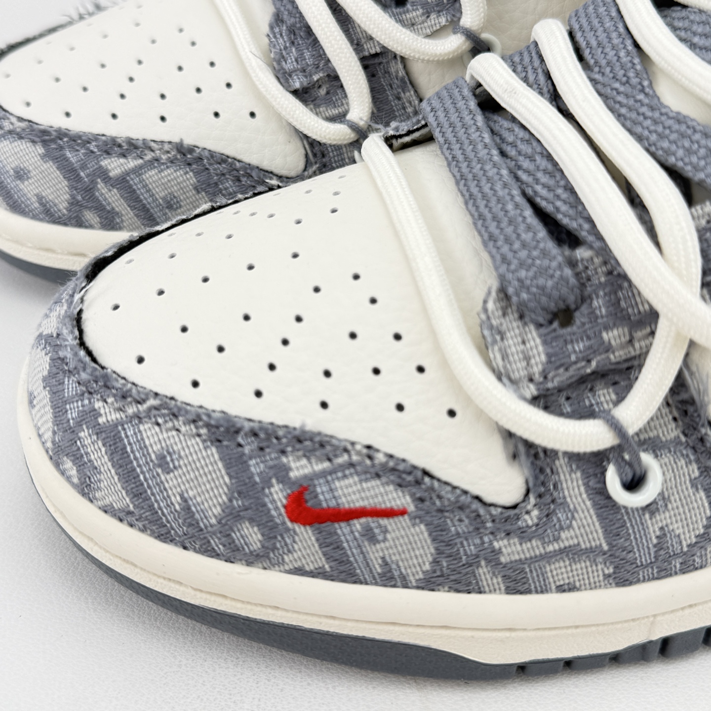 Nike SB Dunk Low Grey White
