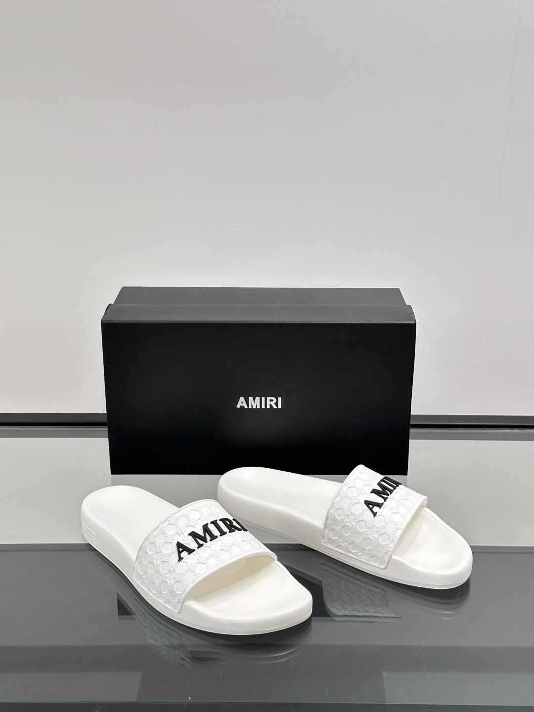 Amiri Embossed Logo Slides White