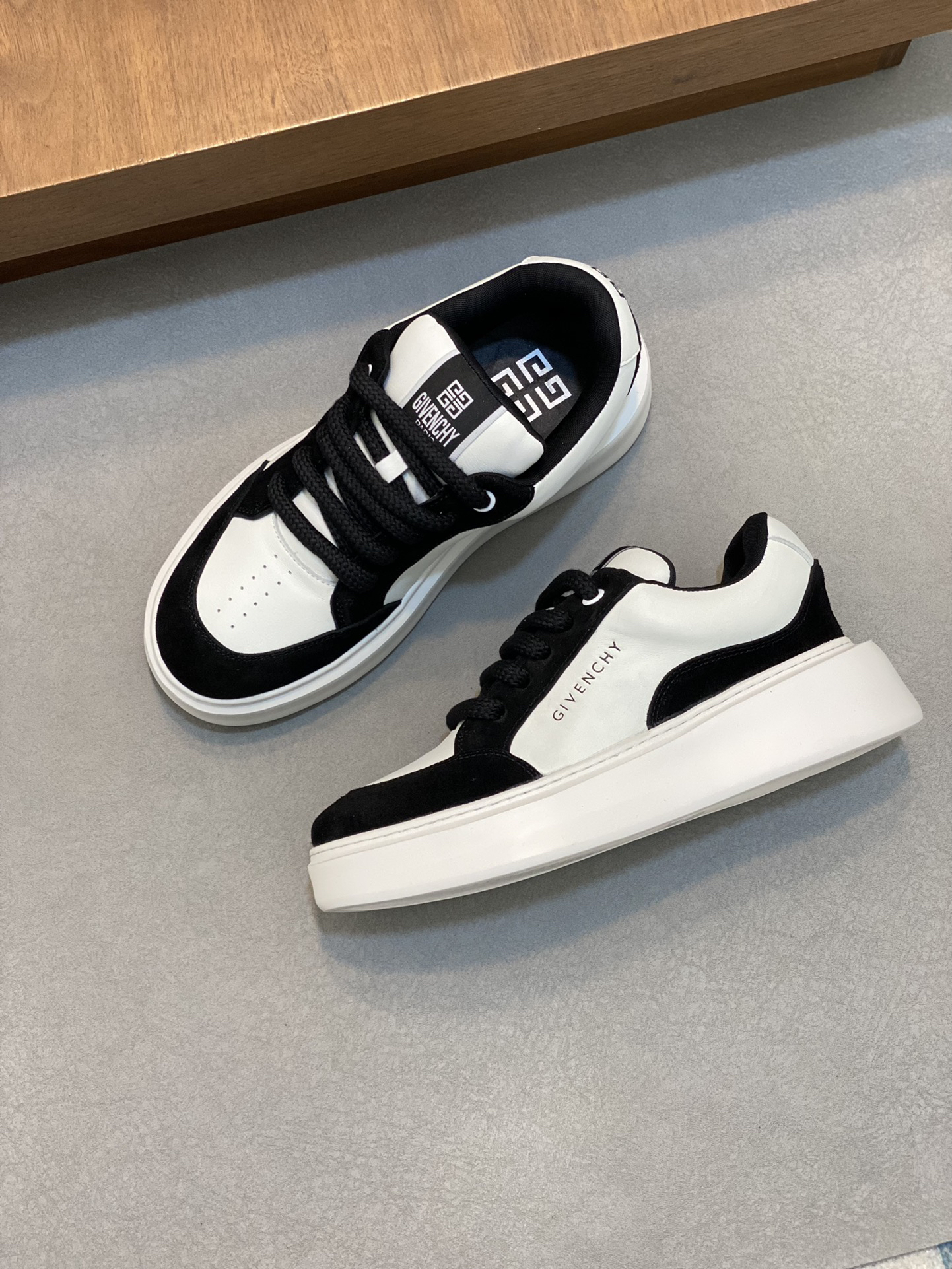 Givenchy Calfskin Low-Top Sneakers Black/White