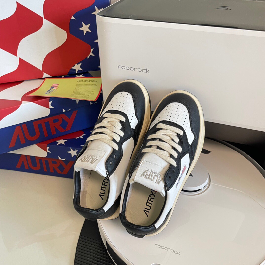 Autry Leather Low-Top Sneakers Black/White