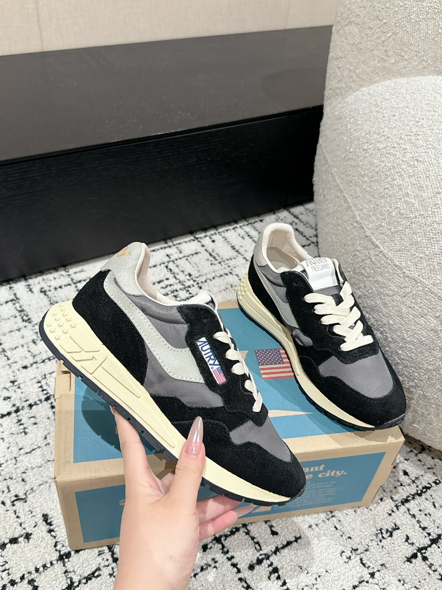 Autry Retro Runner Leather Sneakers Black/Grey