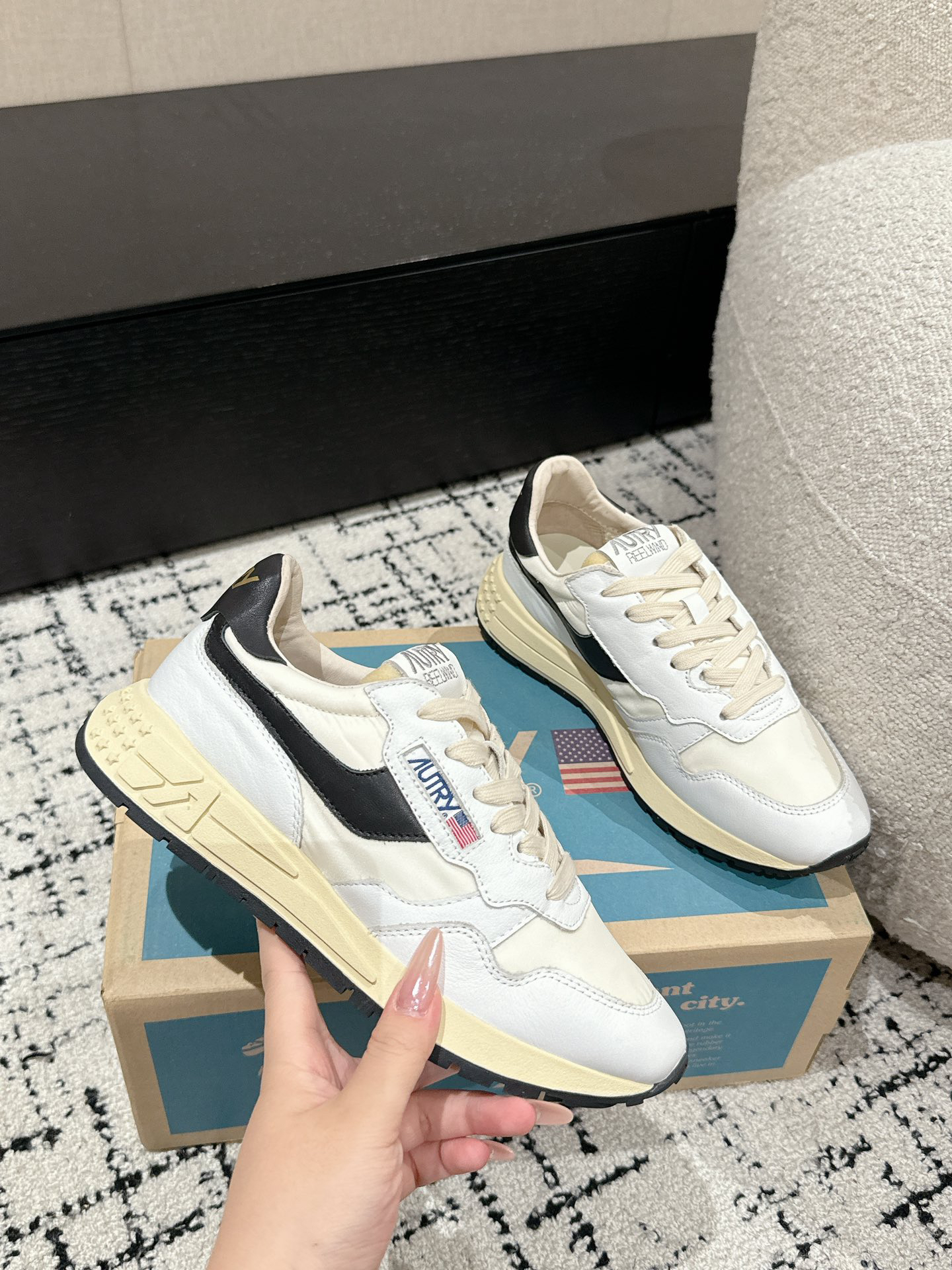 Autry Rewind Retro Runner Sneakers White/Black
