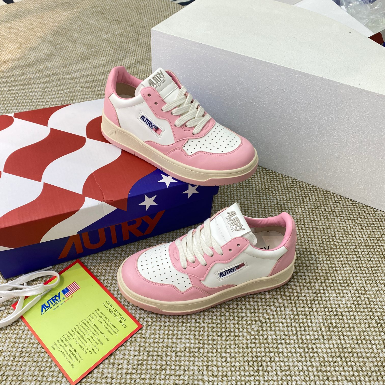 Autry Medalist Leather Sneakers Pink