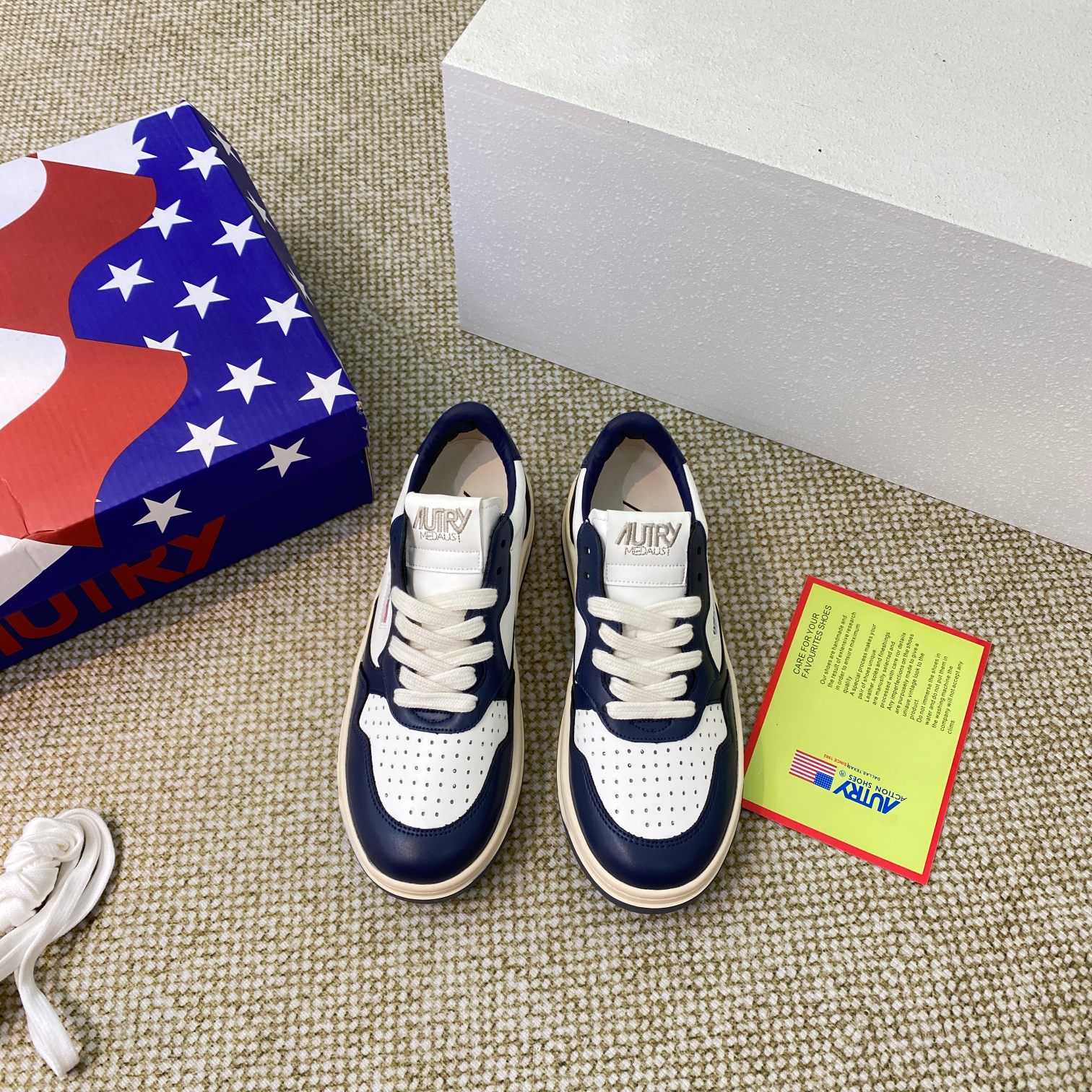 Autry Medalist Low Sneakers Navy/White