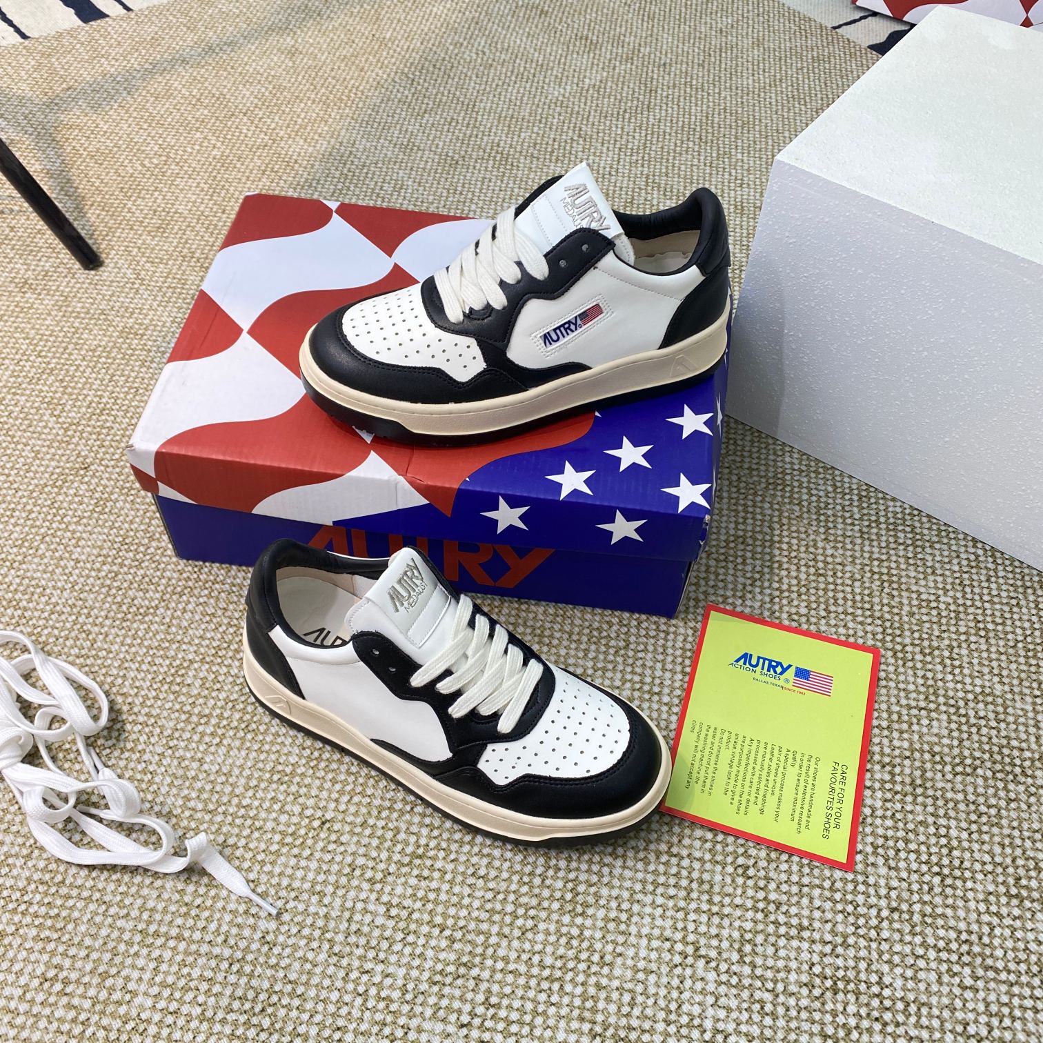 Autry Medalist Leather Court Sneakers Black/White