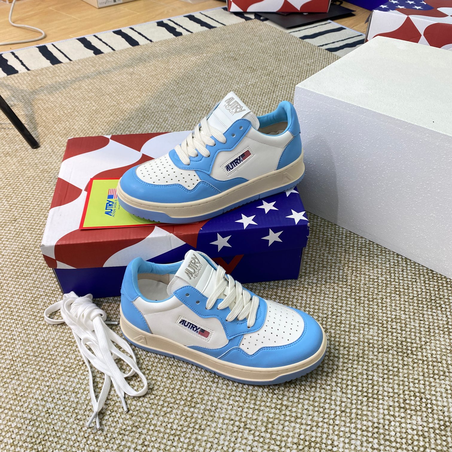 Autry Leather Court Sneakers Blue/White