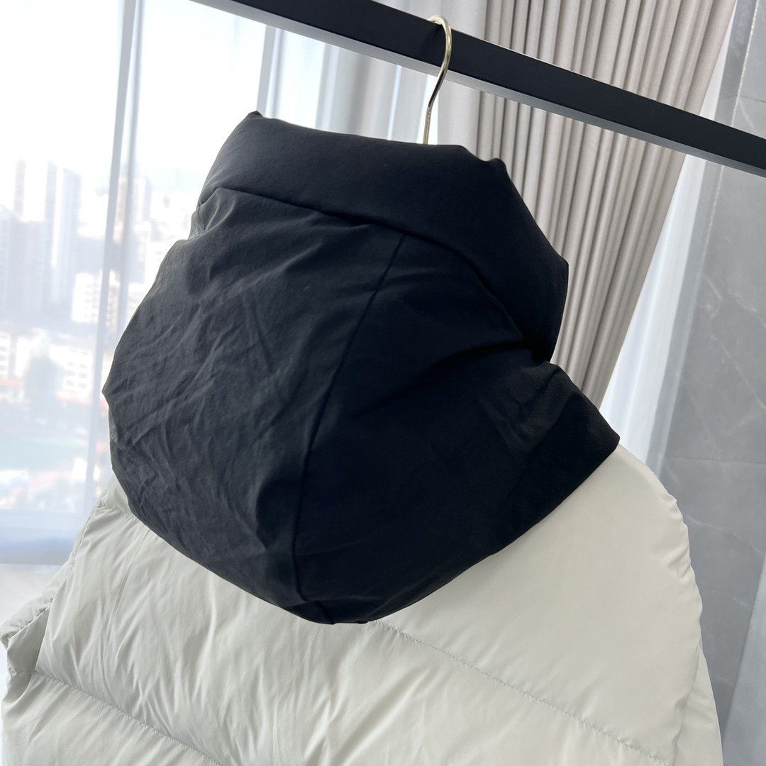 Moncler Madeira Down Jacket Grey/Black