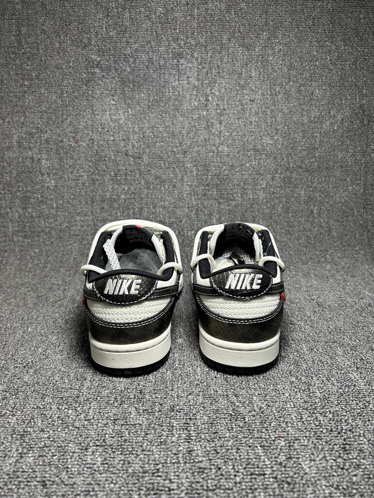 Nike SB Dunk Low Black White