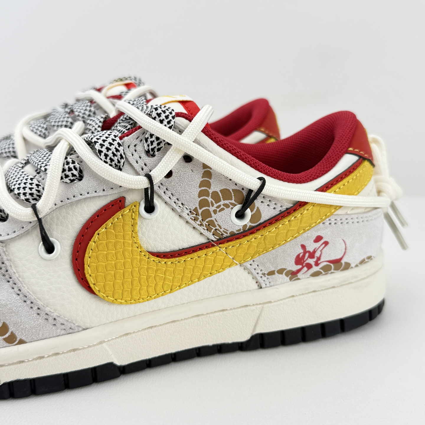 Nike SB Dunk Low White Gold