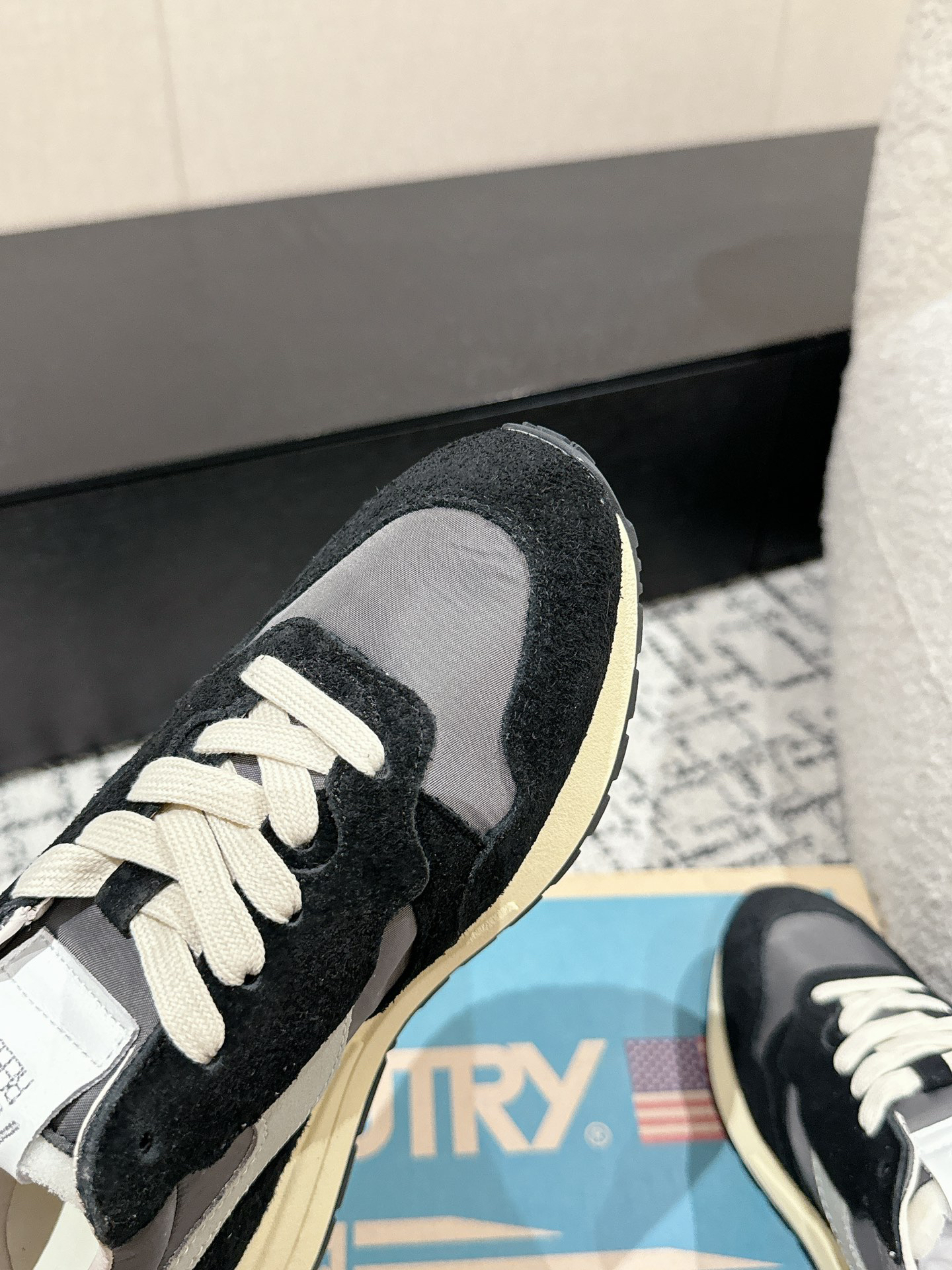Autry Retro Runner Leather Sneakers Black/Grey