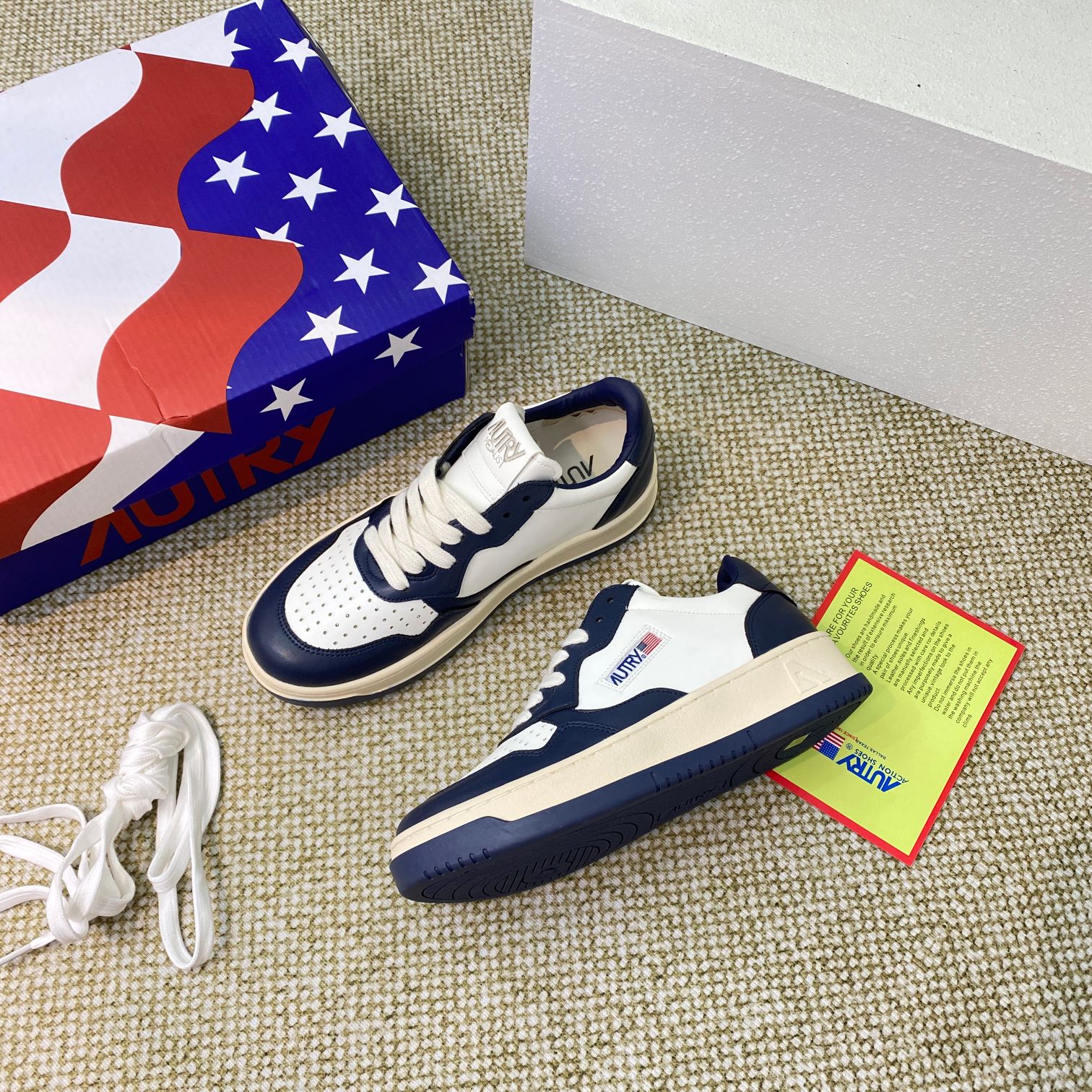 Autry Medalist Low Sneakers Navy/White
