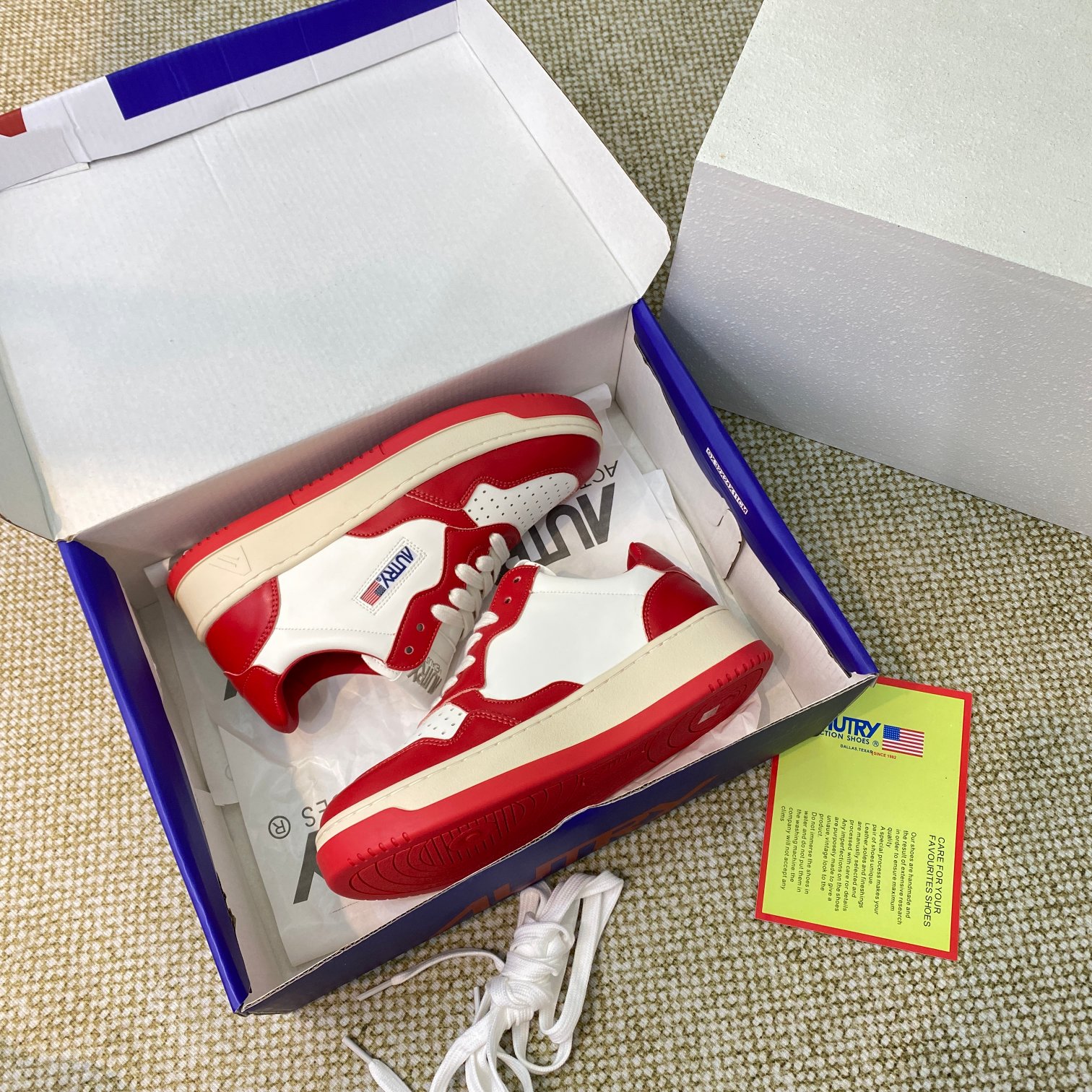 Autry Medalist Low Sneakers Red