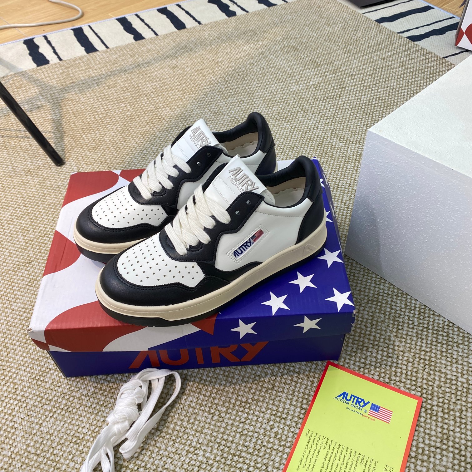 Autry Medalist Leather Court Sneakers Black/White