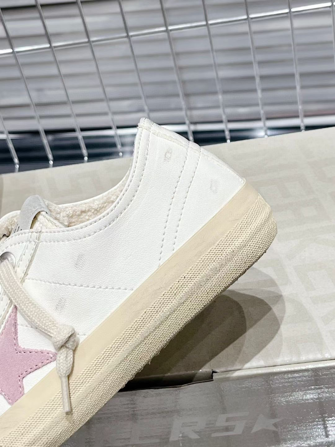 Golden Goose V-Star 2 Low Sneakers White Pink