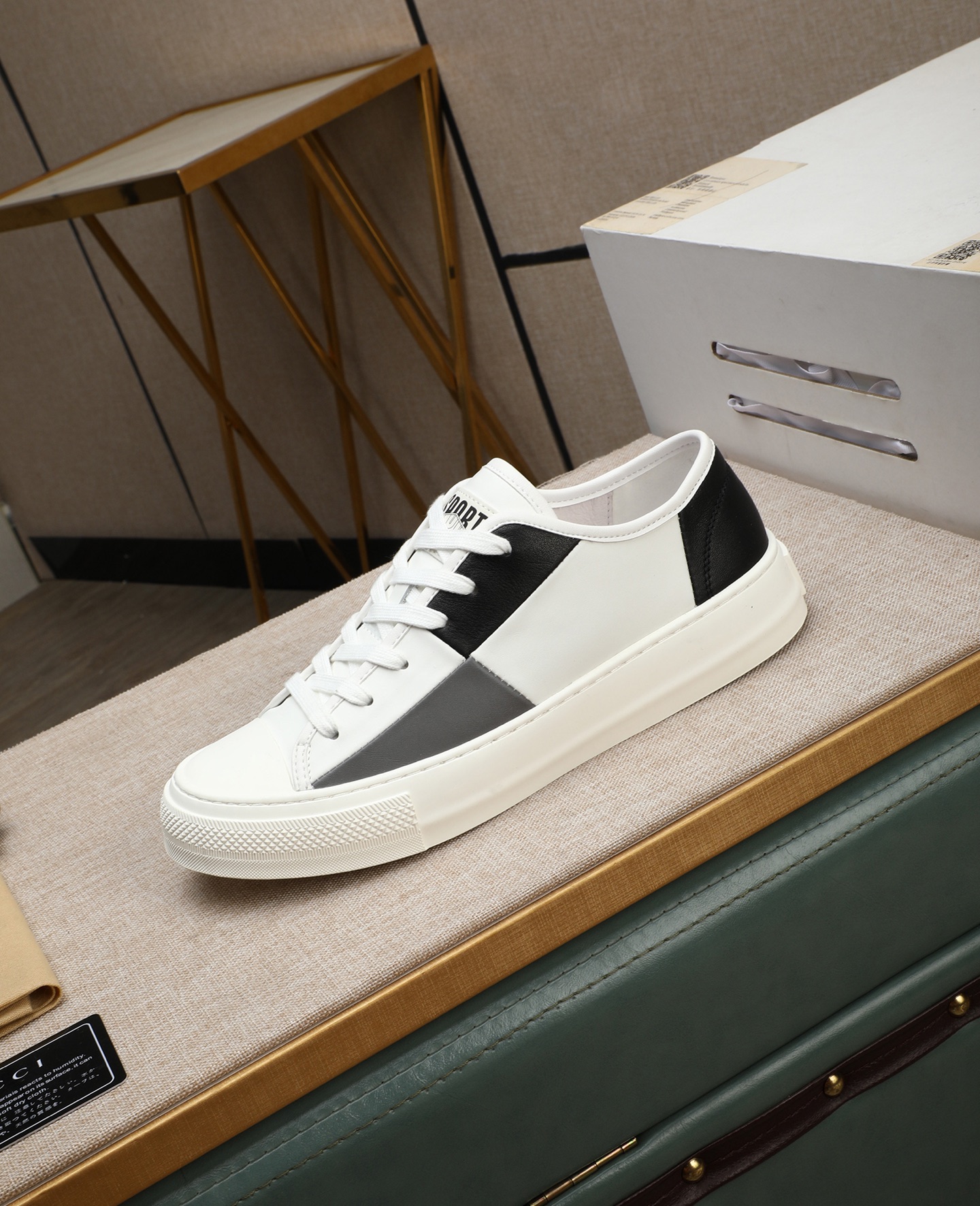 Gucci Leather Low-Top Sneakers Black/White