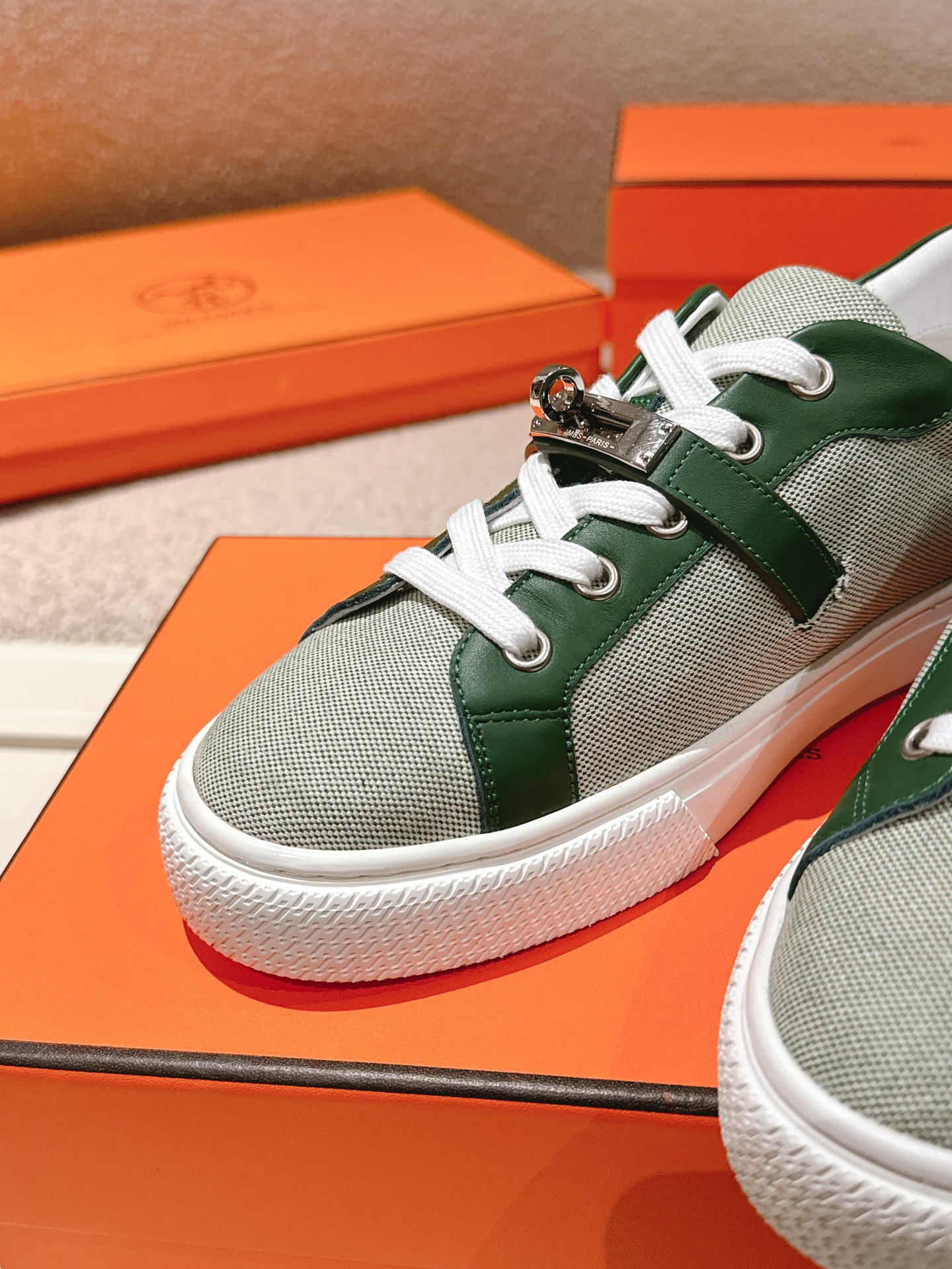 Hermes Kelly Buckle Low-Top Sneakers Green