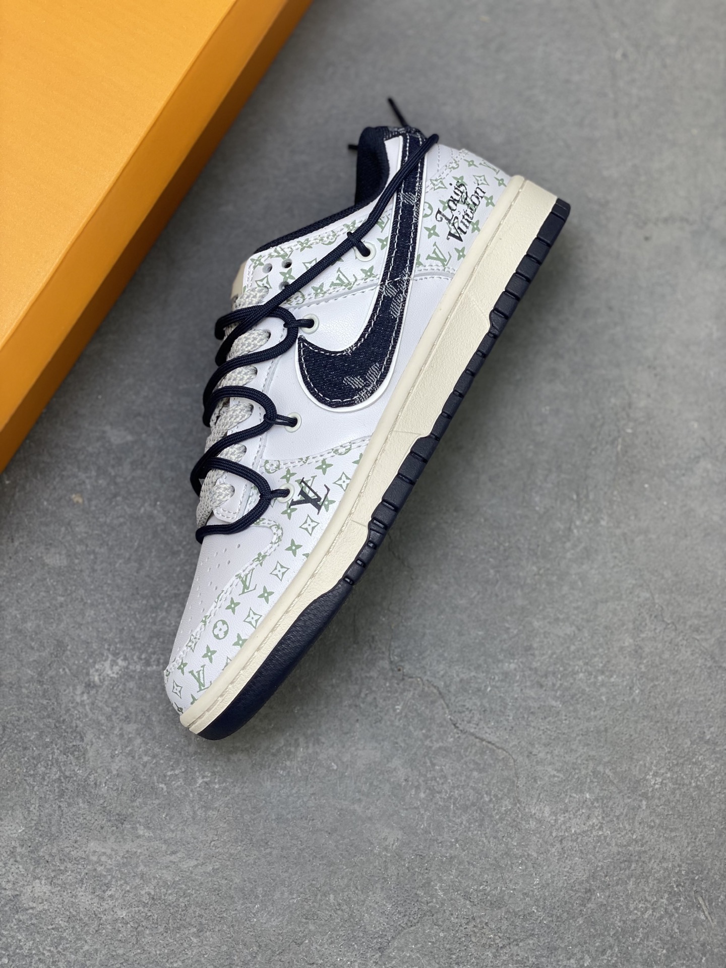 Nike SB Dunk Low White Navy