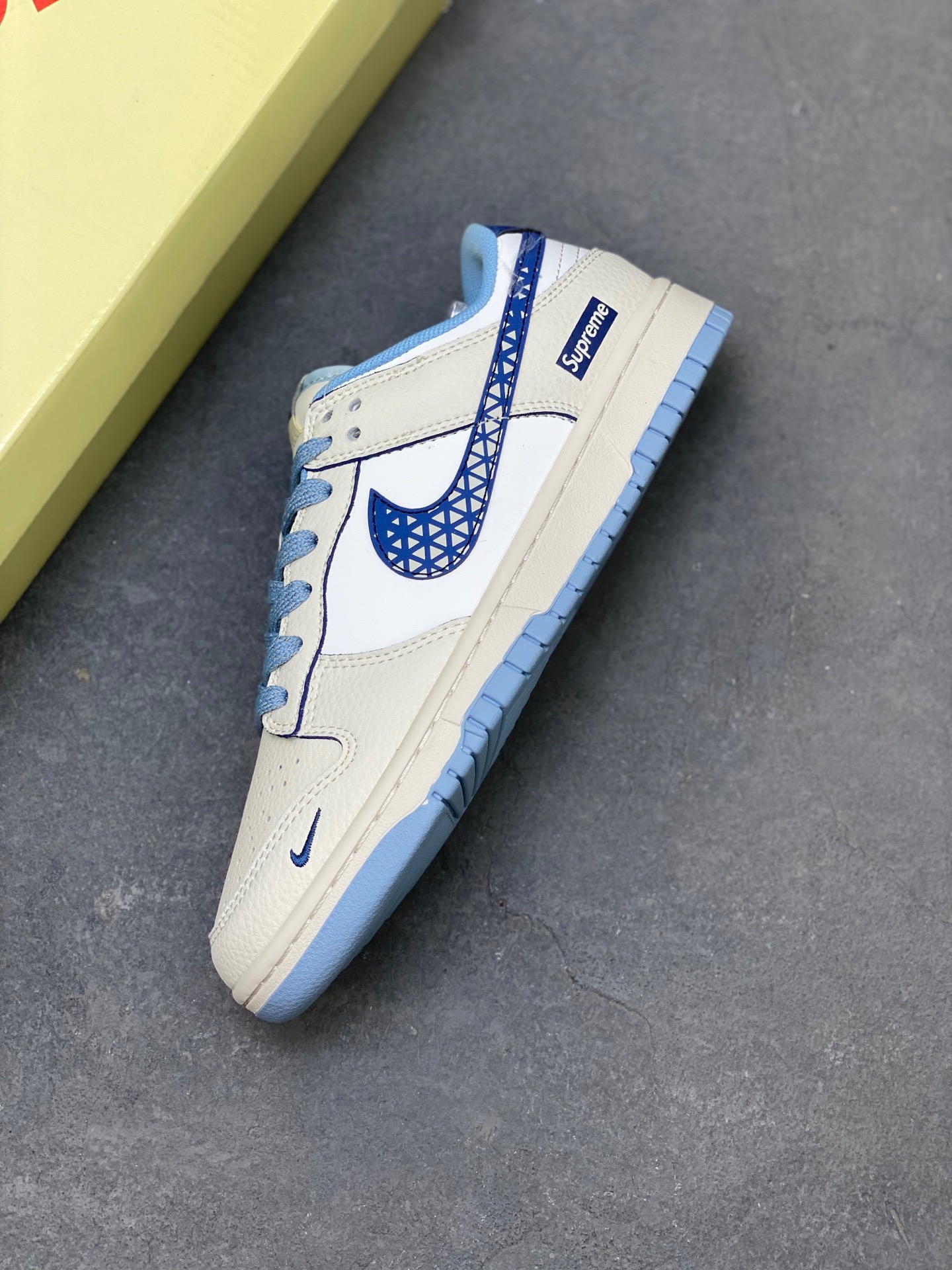 Nike SB Dunk Supreme Blue