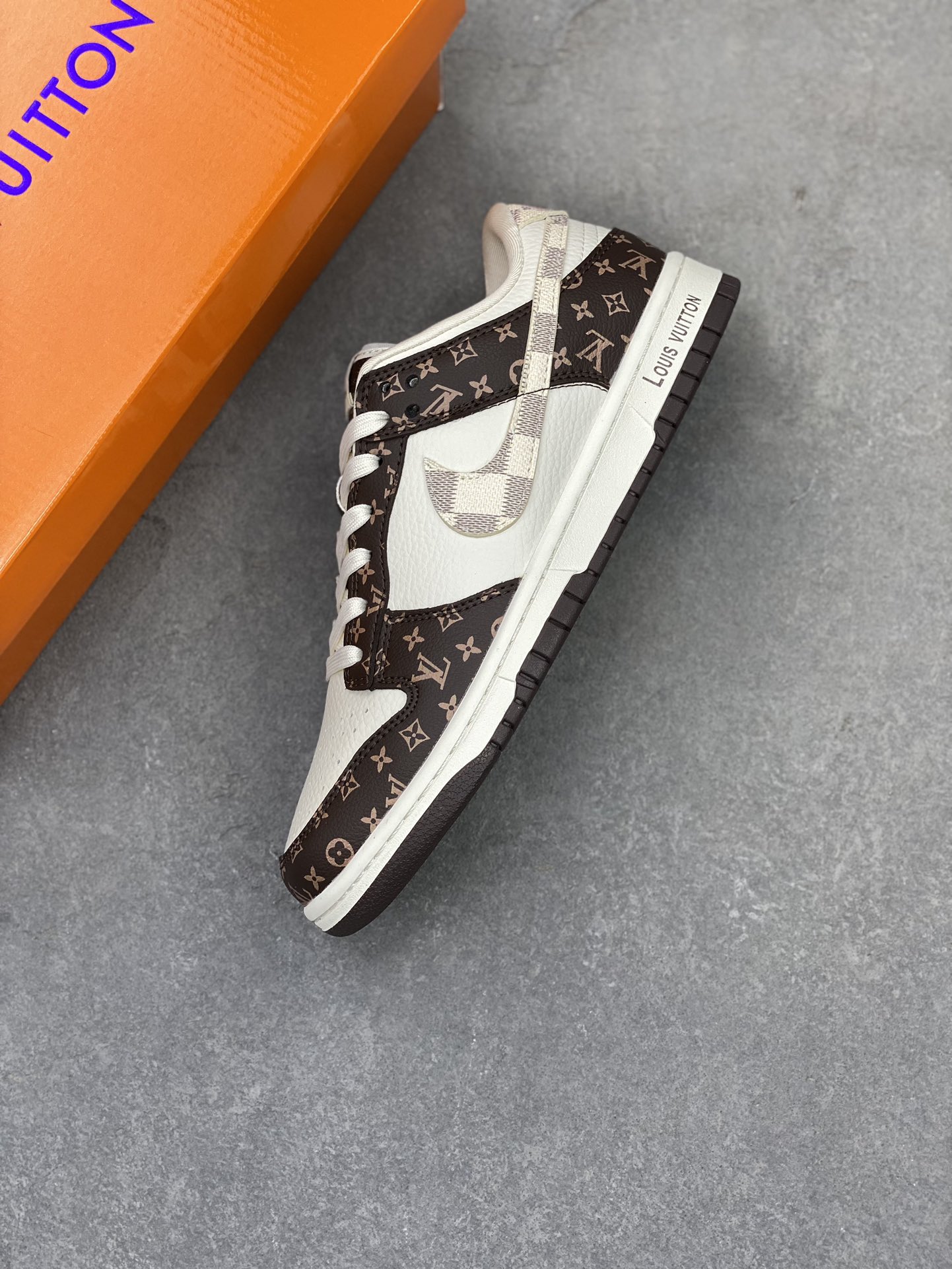 Nike SB Dunk Low Brown White