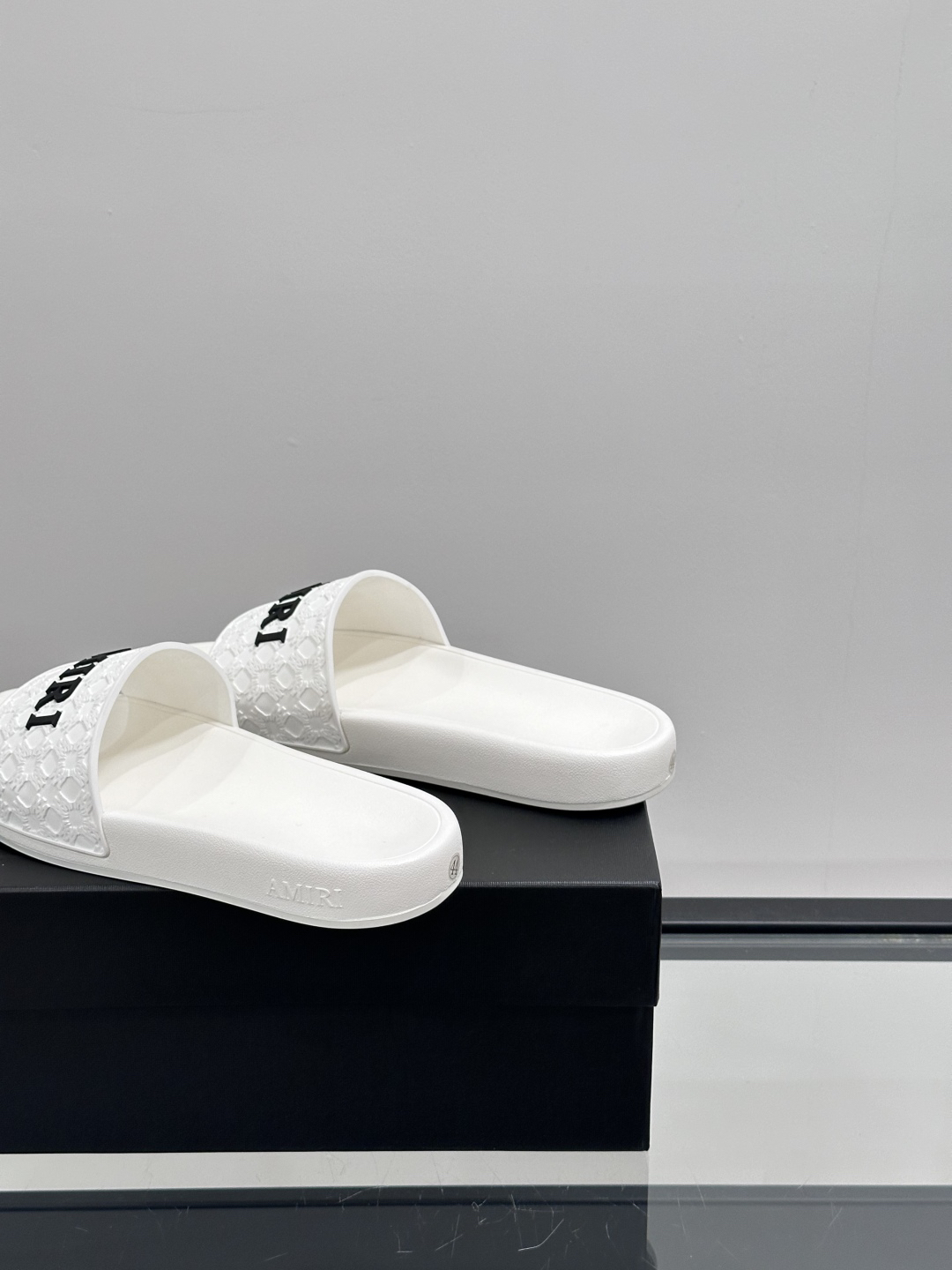 Amiri Embossed Logo Slides White