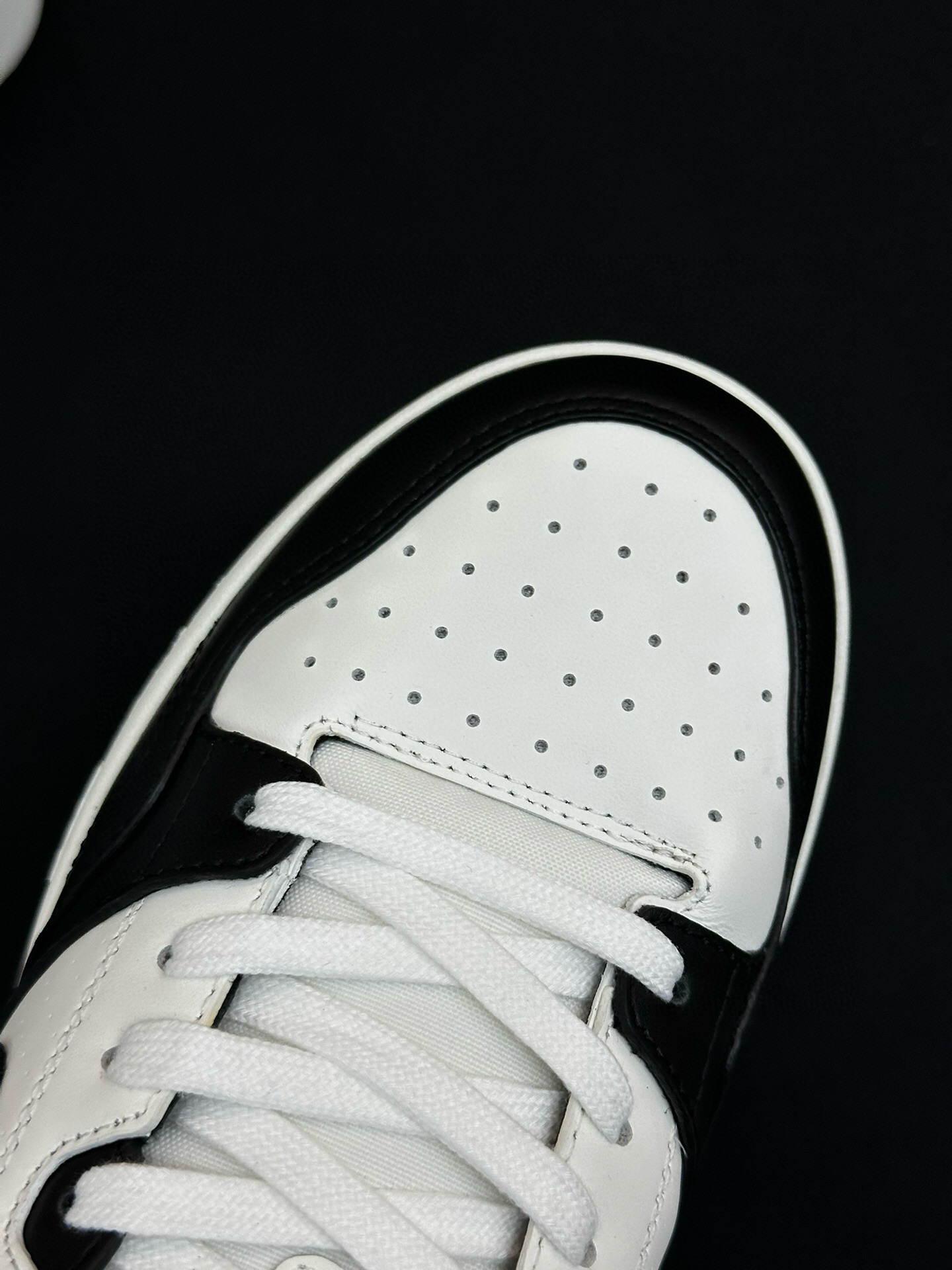 Dior B57 Low-Top Sneakers Black/White
