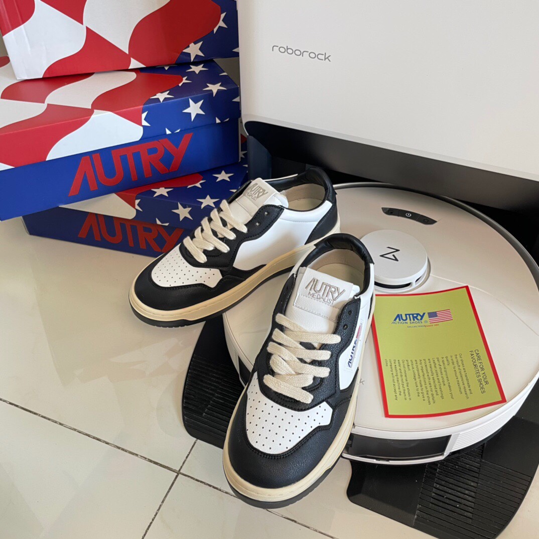 Autry Leather Low-Top Sneakers Black/White