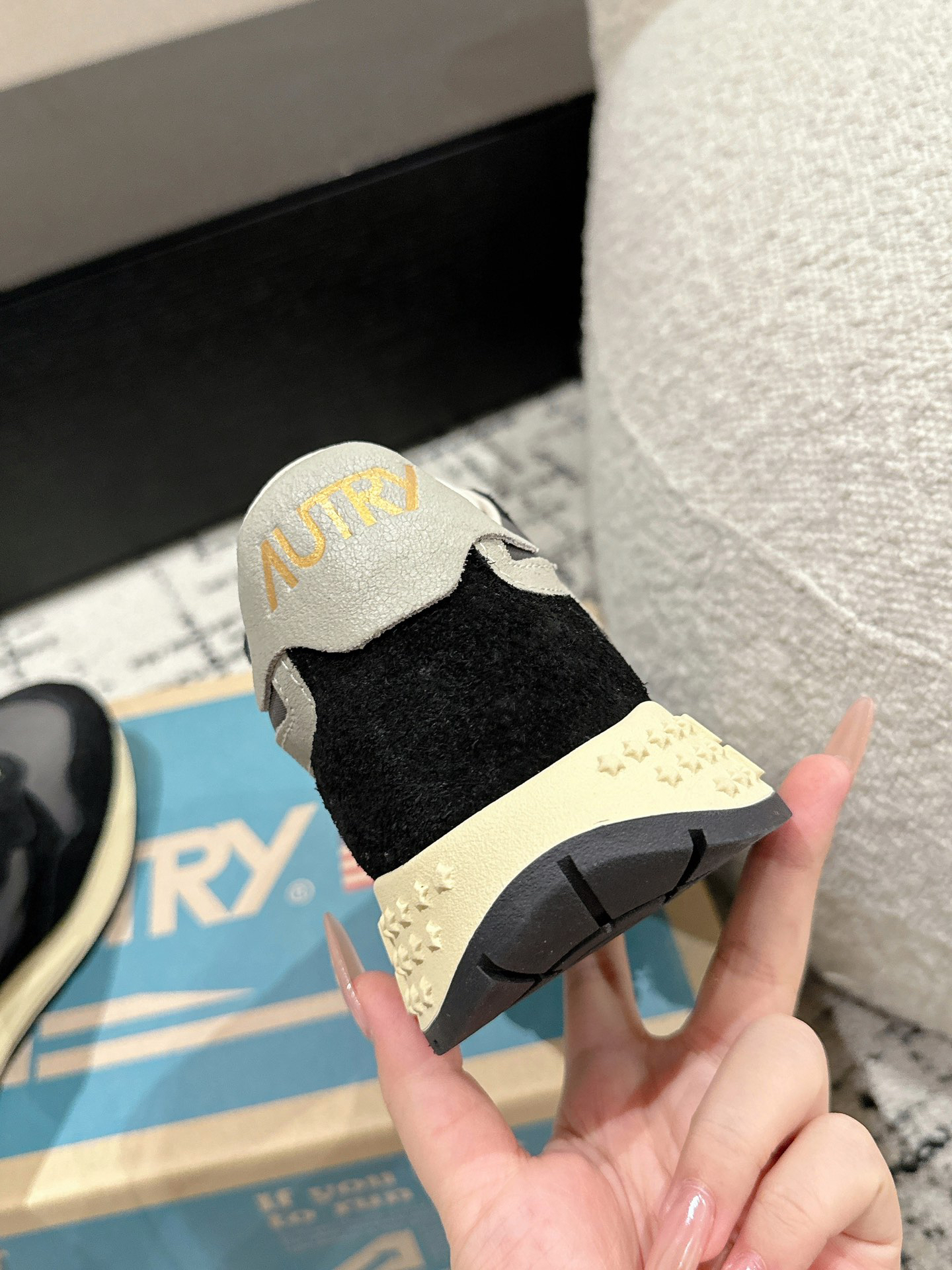 Autry Retro Runner Leather Sneakers Black/Grey
