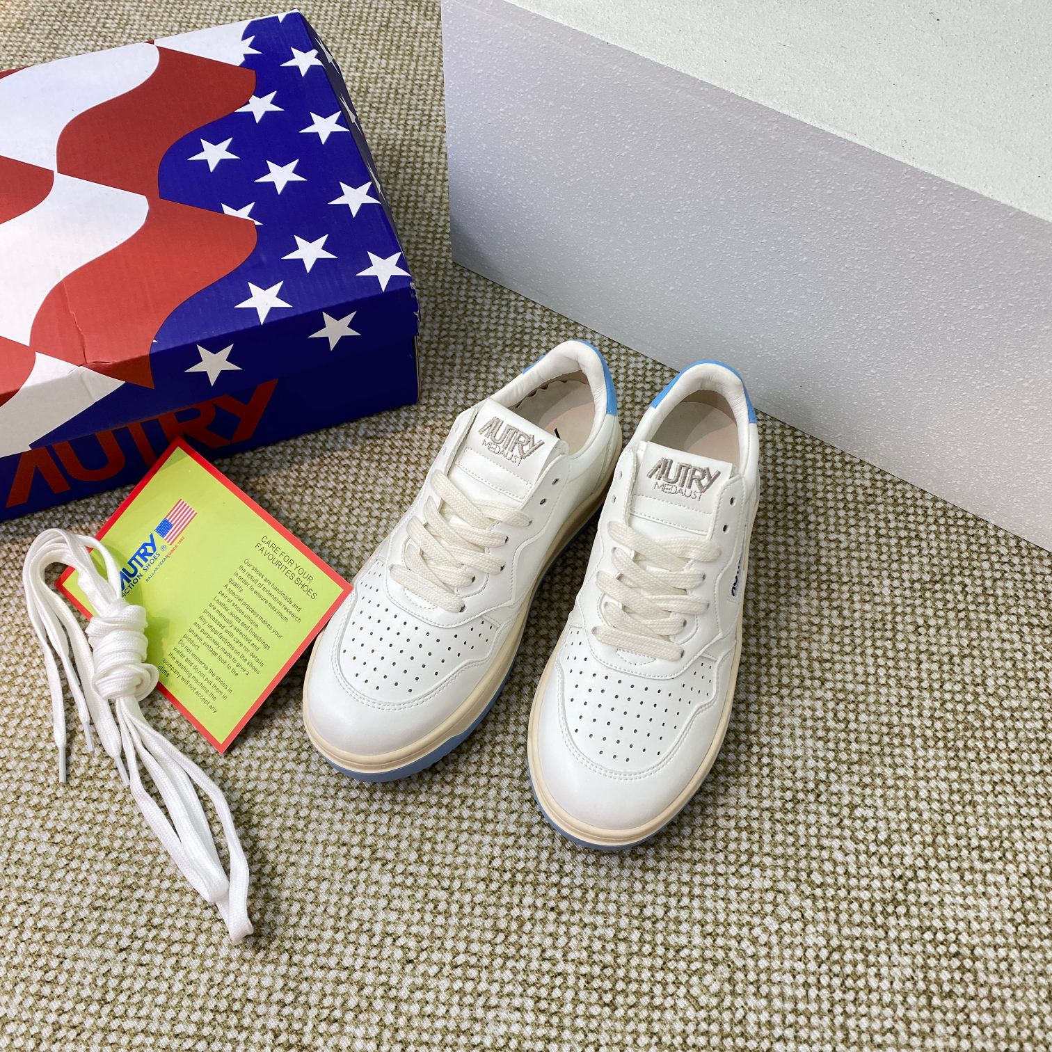 Autry Medalist Leather Sneakers White/Blue