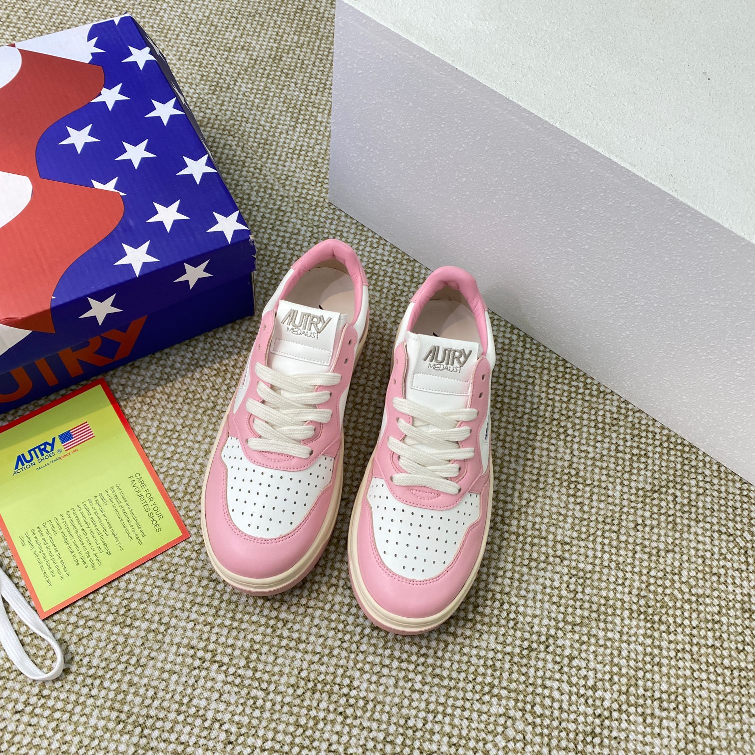 Autry Medalist Leather Sneakers Pink
