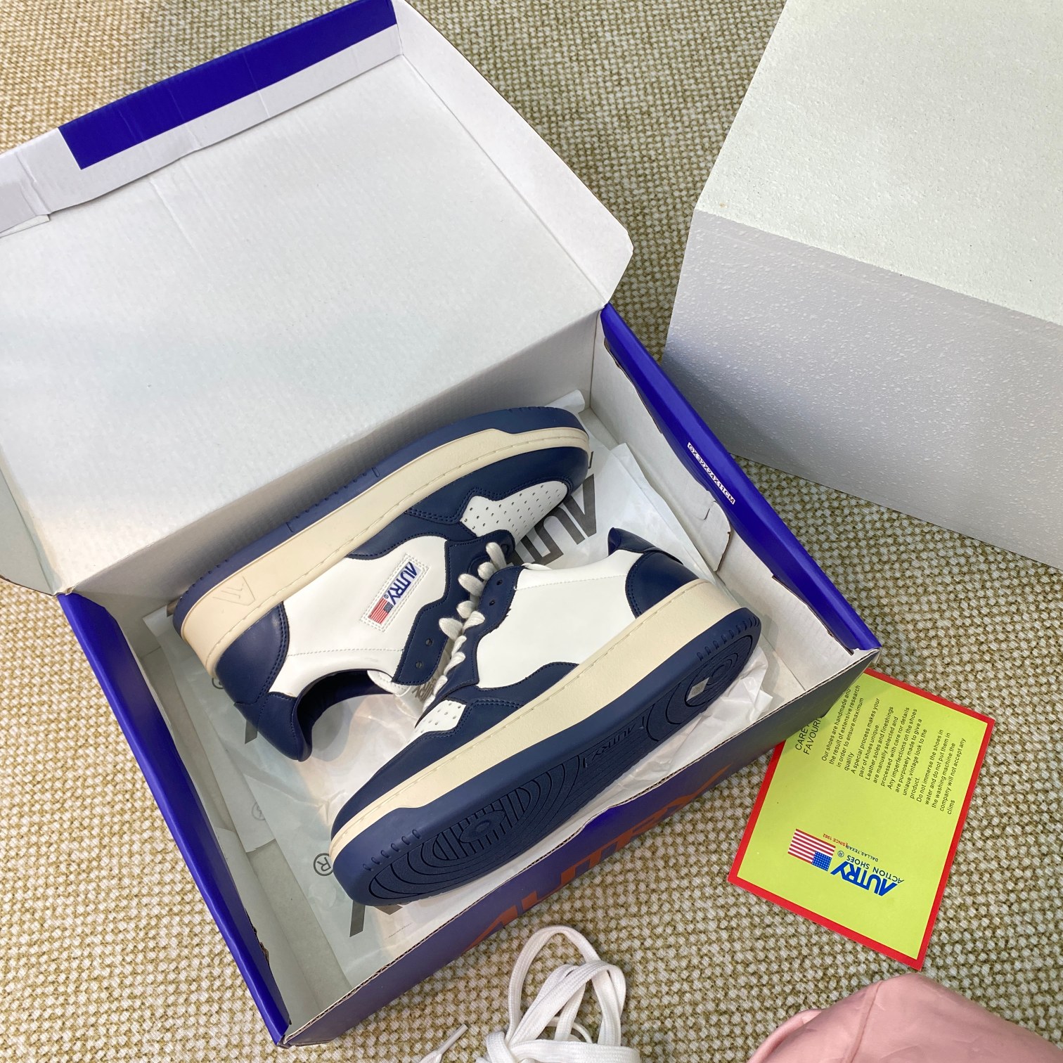 Autry Medalist Low Sneakers Navy/White