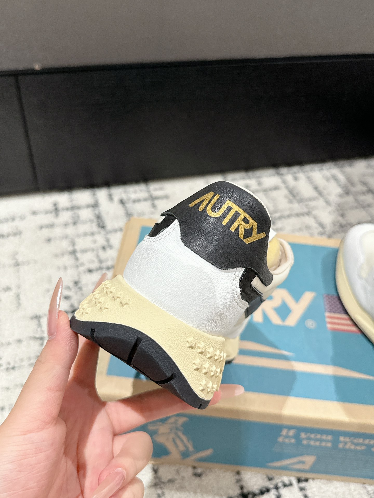Autry Rewind Retro Runner Sneakers White/Black