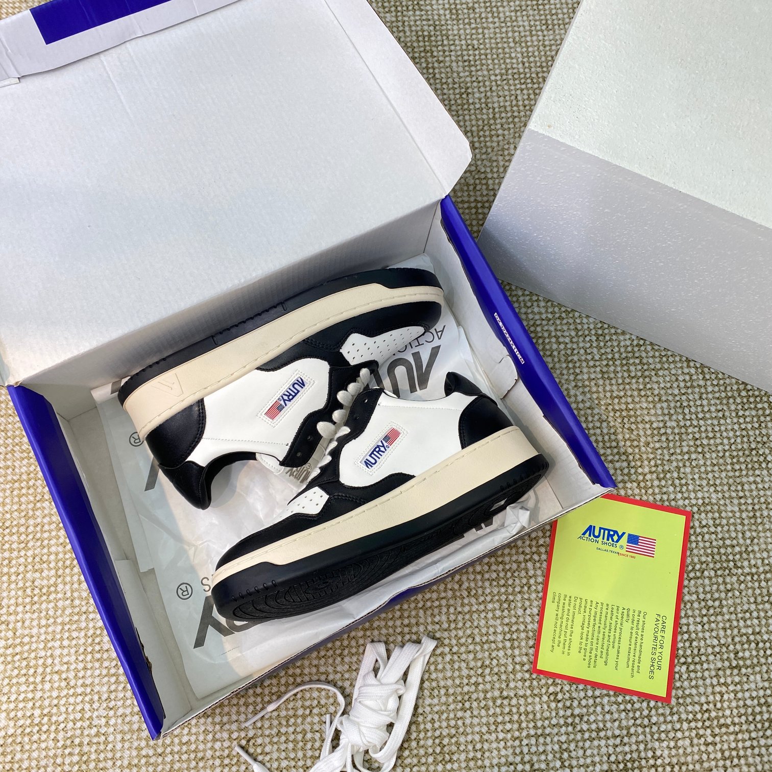 Autry Medalist Leather Court Sneakers Black/White