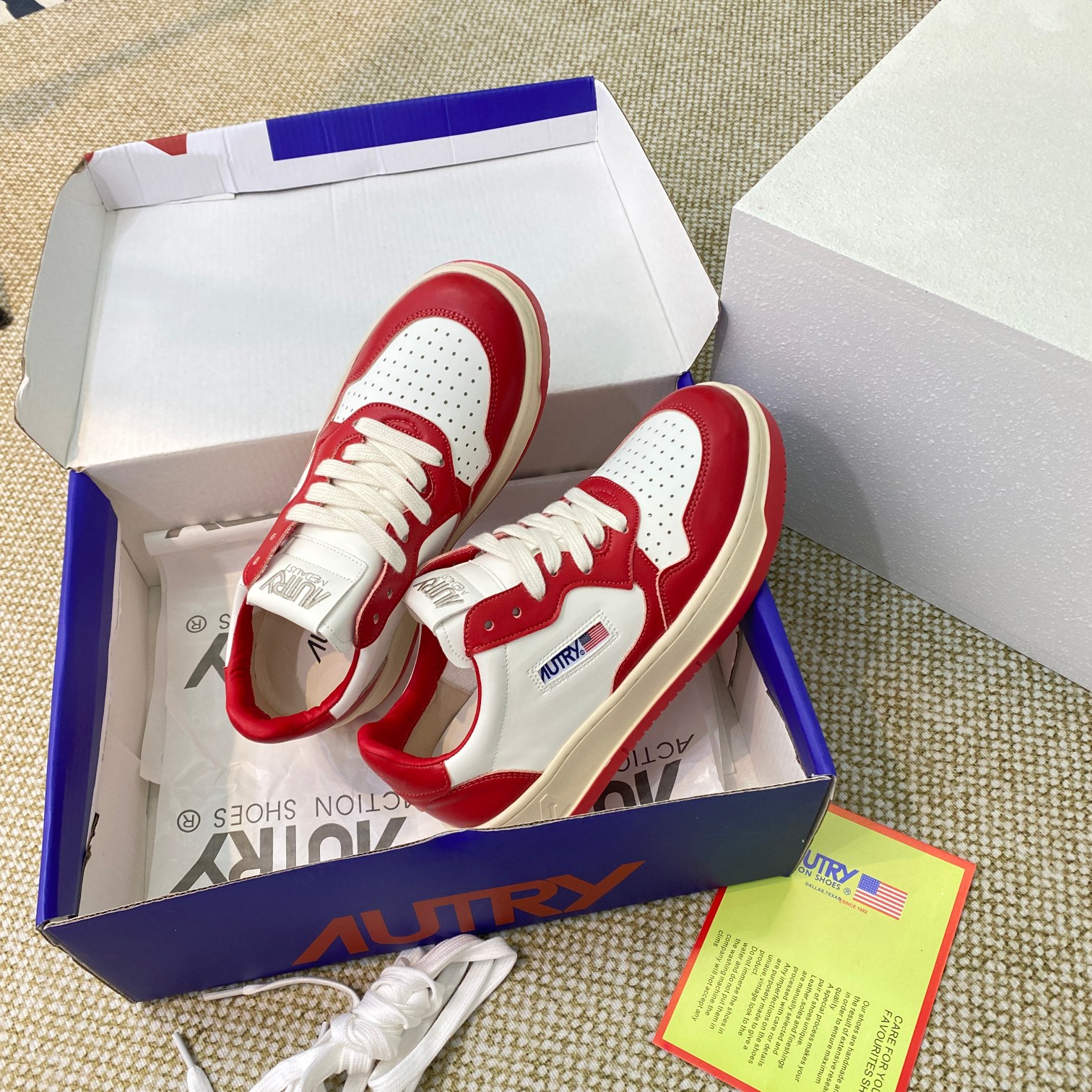 Autry Medalist Low Sneakers Red