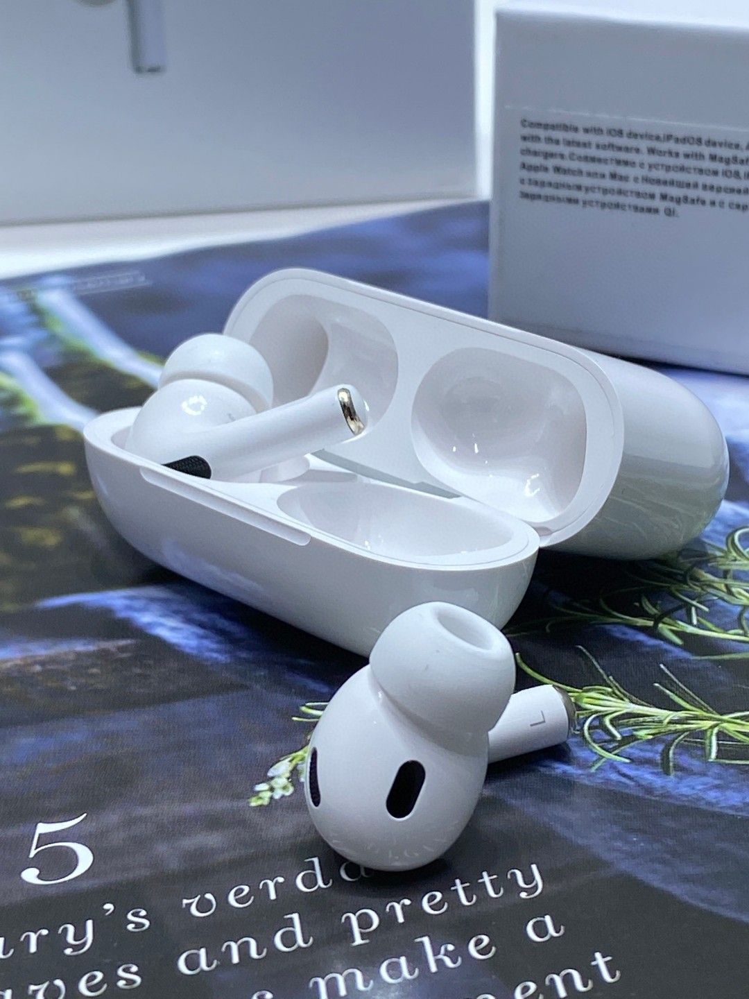 Apple AirPods Pro Wireless Earbuds White