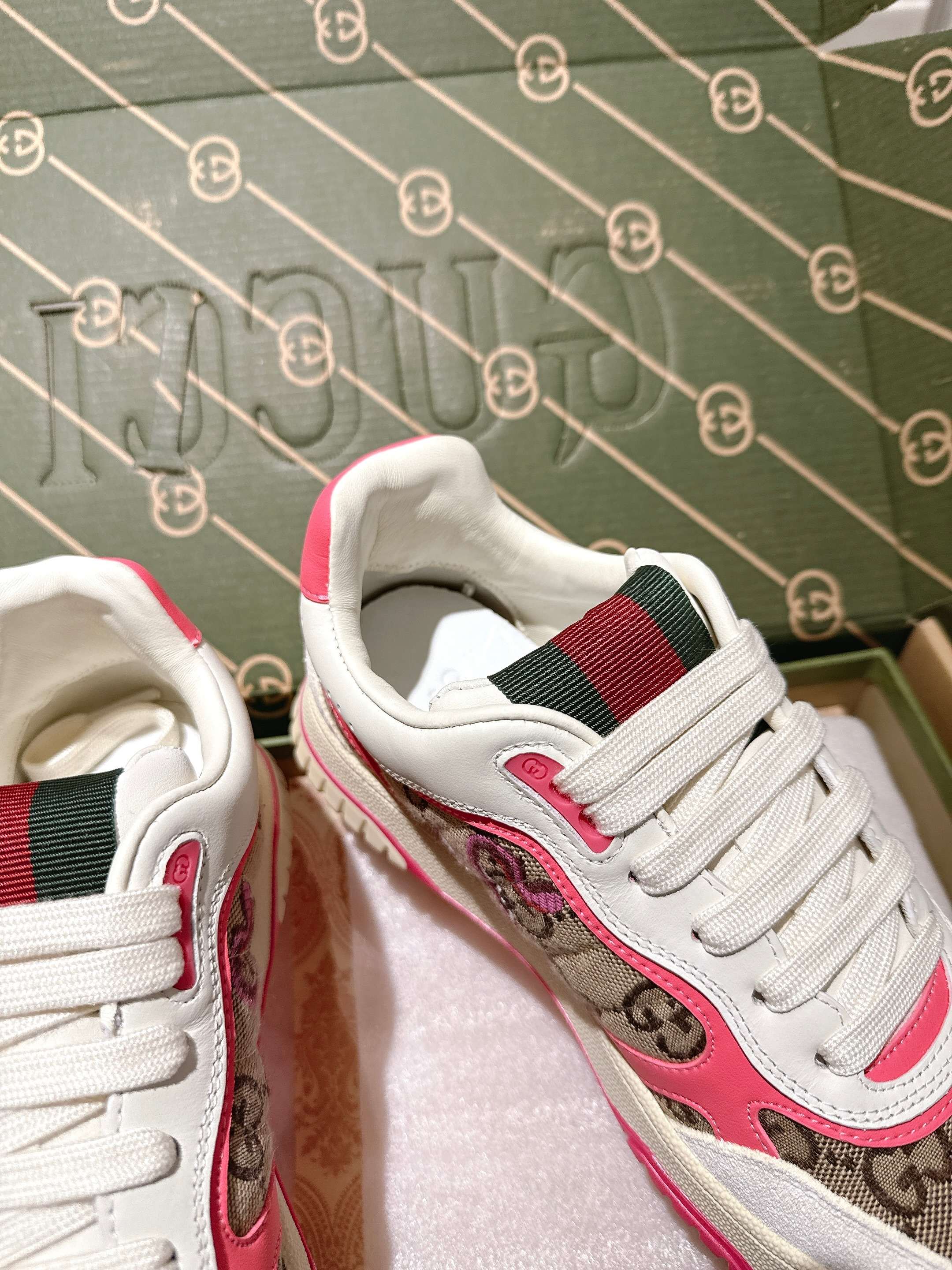 Gucci Retro GG Sneakers Pink
