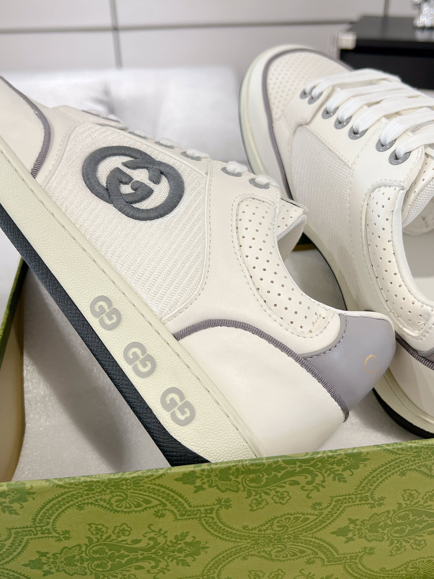 Gucci Interlocking GG Retro Sneakers White/Gray