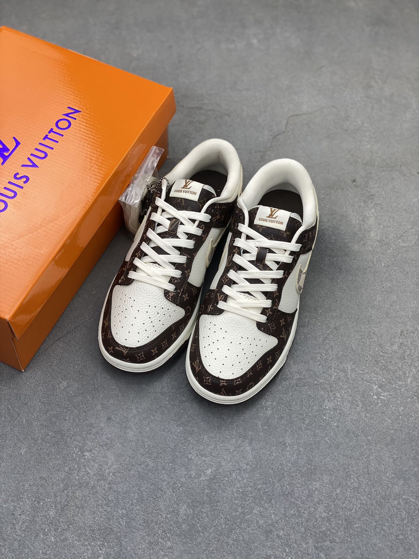 Nike SB Dunk Low Brown White