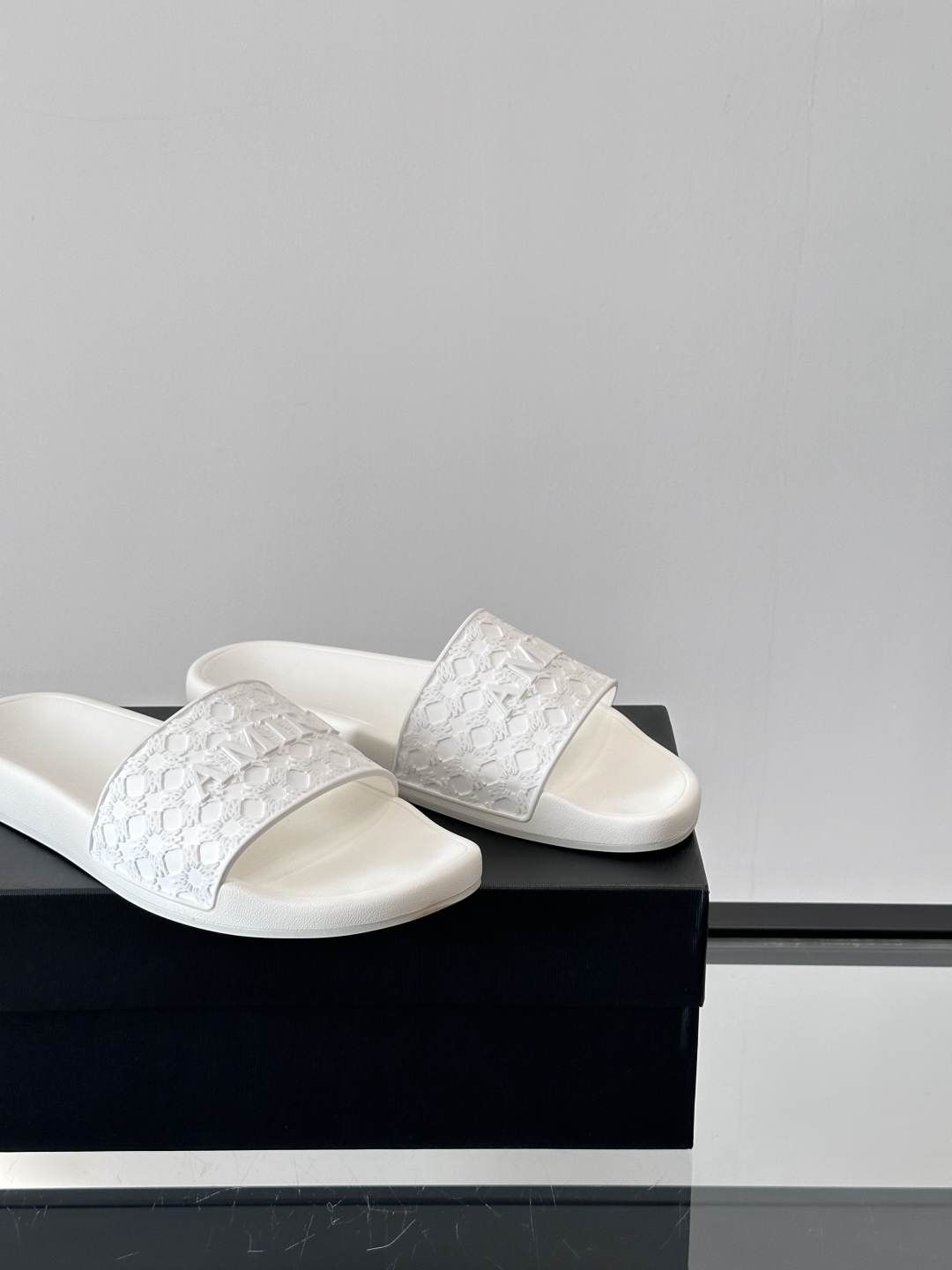Amiri Embossed Logo Slide Sandals White