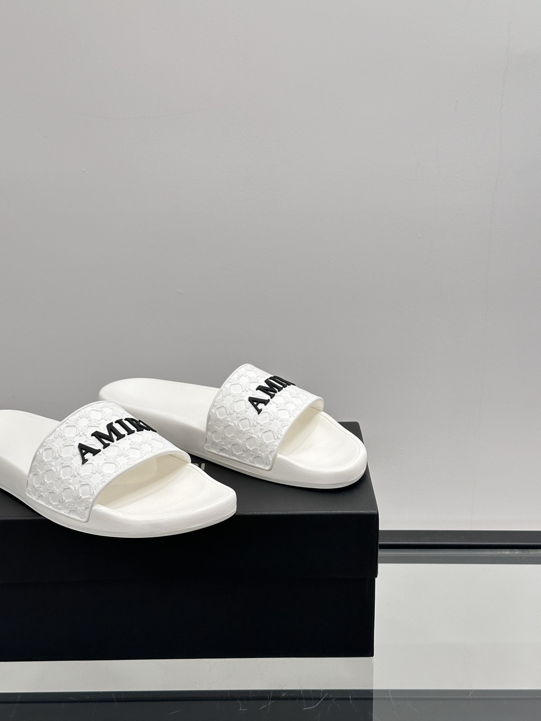 Amiri Embossed Logo Slides White