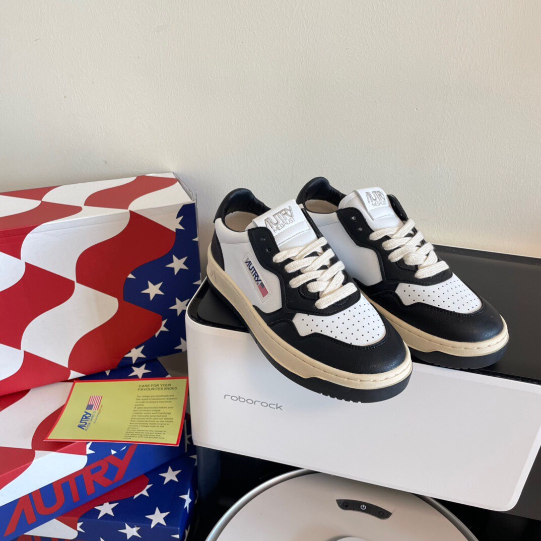 Autry Leather Low-Top Sneakers Black/White