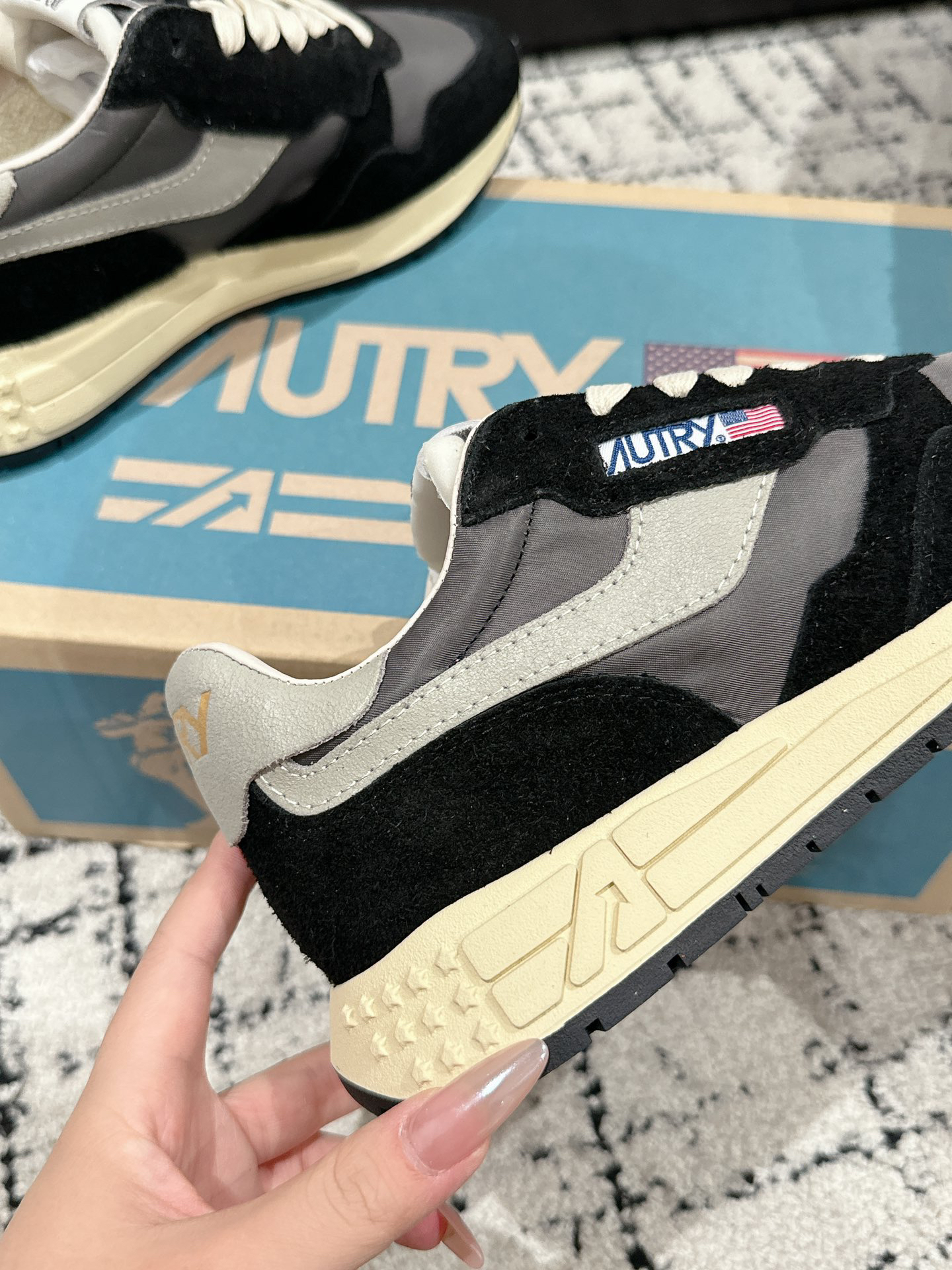 Autry Retro Runner Leather Sneakers Black/Grey