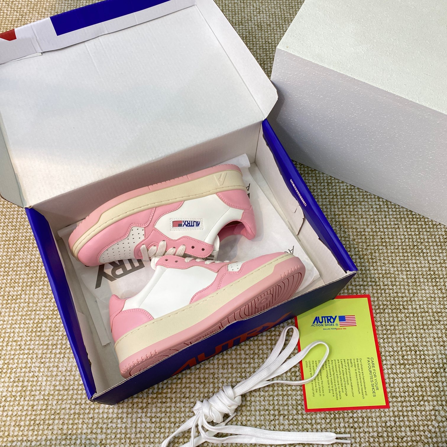 Autry Medalist Leather Sneakers Pink