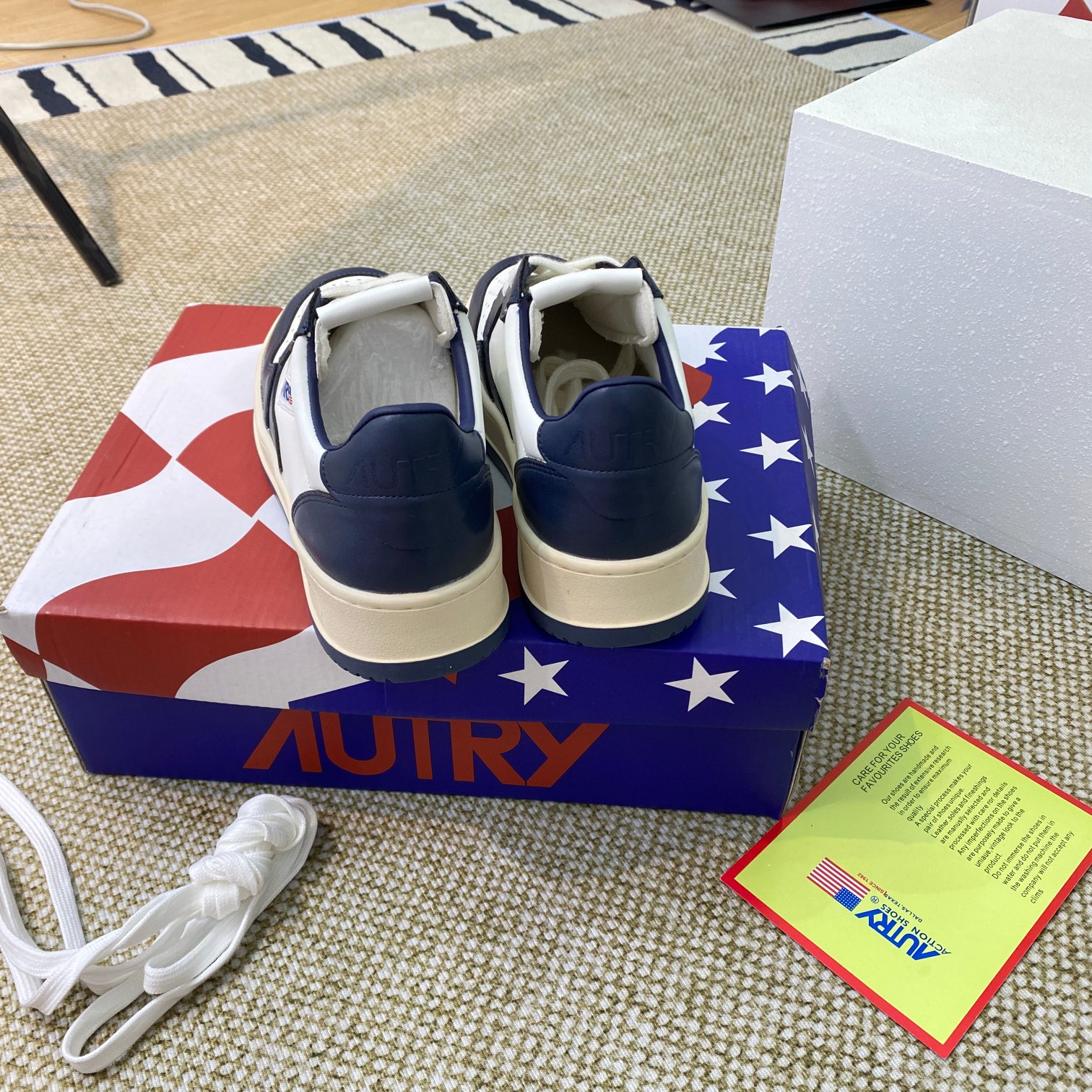 Autry Medalist Low Sneakers Navy/White